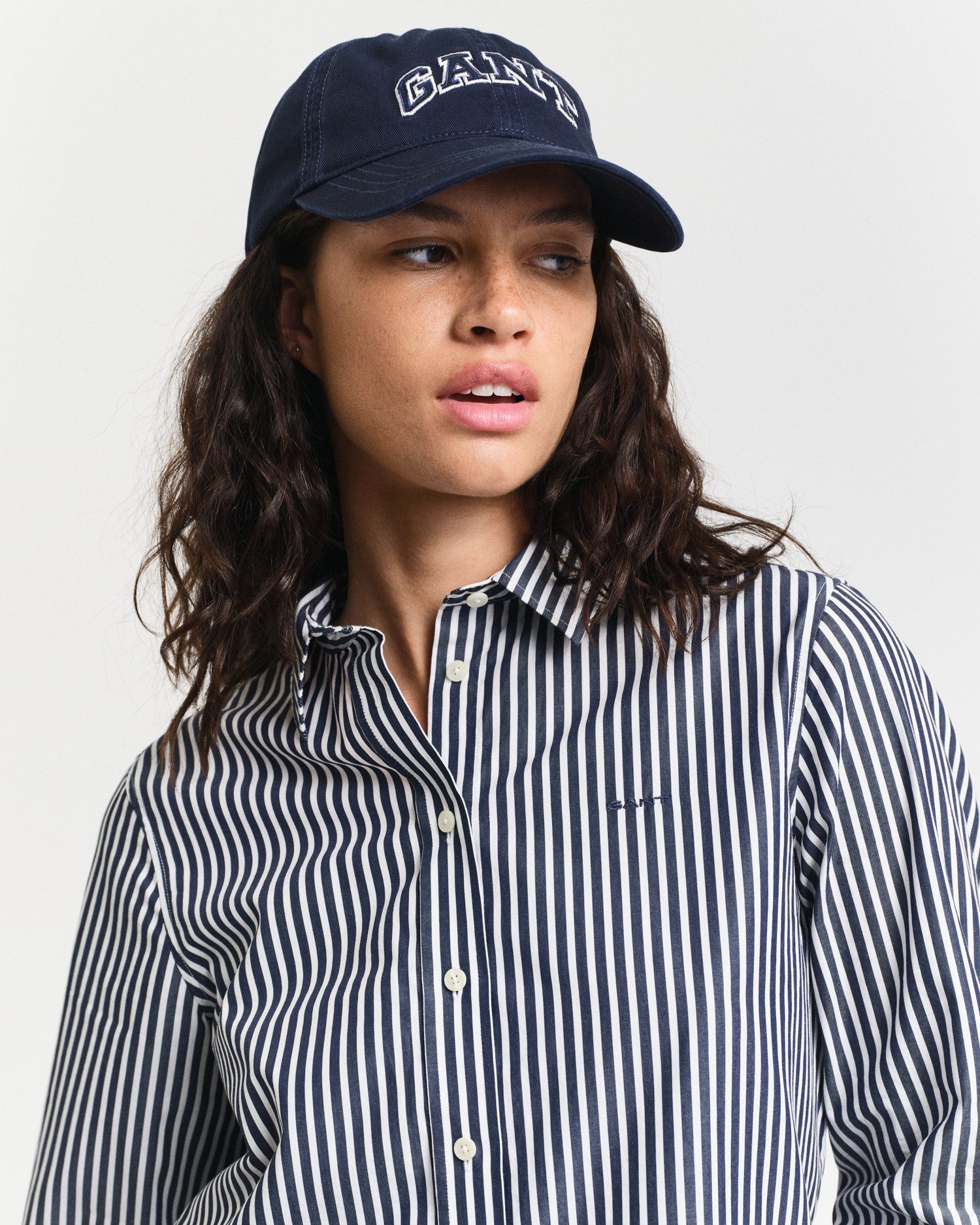Gant Overhemdblouse REG POPLIN STRIPED SHIRT met een klein geborduurd logo op de borst