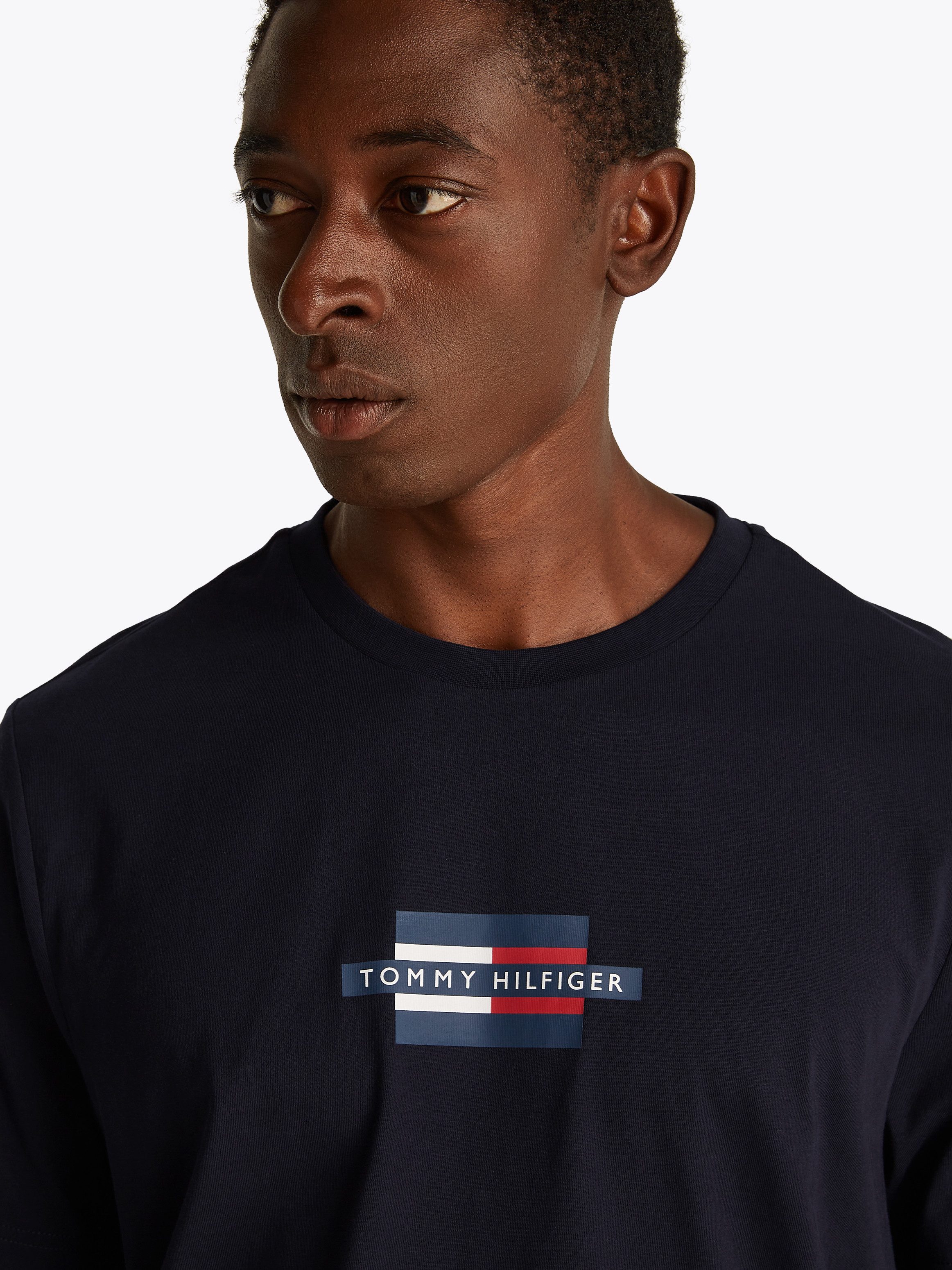 Tommy Hilfiger Shirt met korte mouwen FLAG BOX TEE Met een ronde hals
