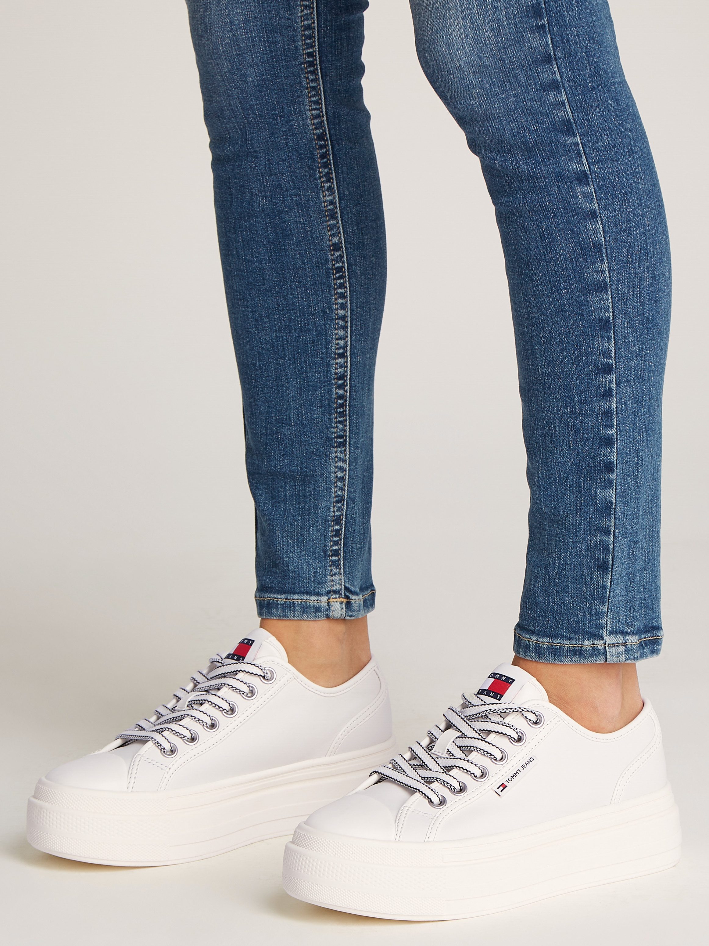TOMMY JEANS Plateausneakers TJW FOXING VULC LC LEATHER , vrijetijdsschoen, lage schoen, veterschoen, contrast-veters