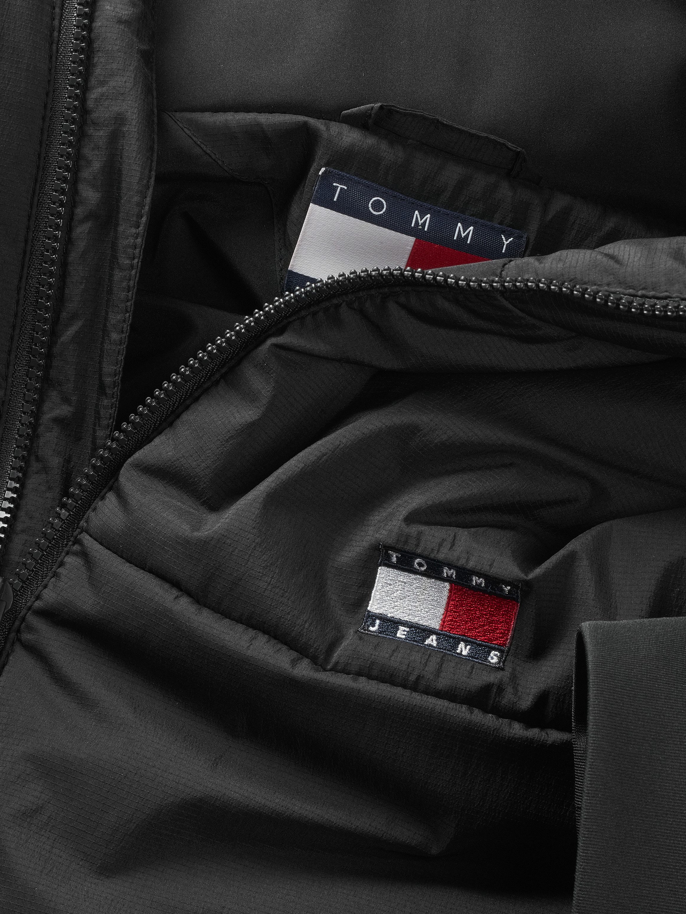 Tommy Jeans Plus Allweatherjack TJM LT POLY JACKET EXT in grote maten, logoborduring, insteekzakken