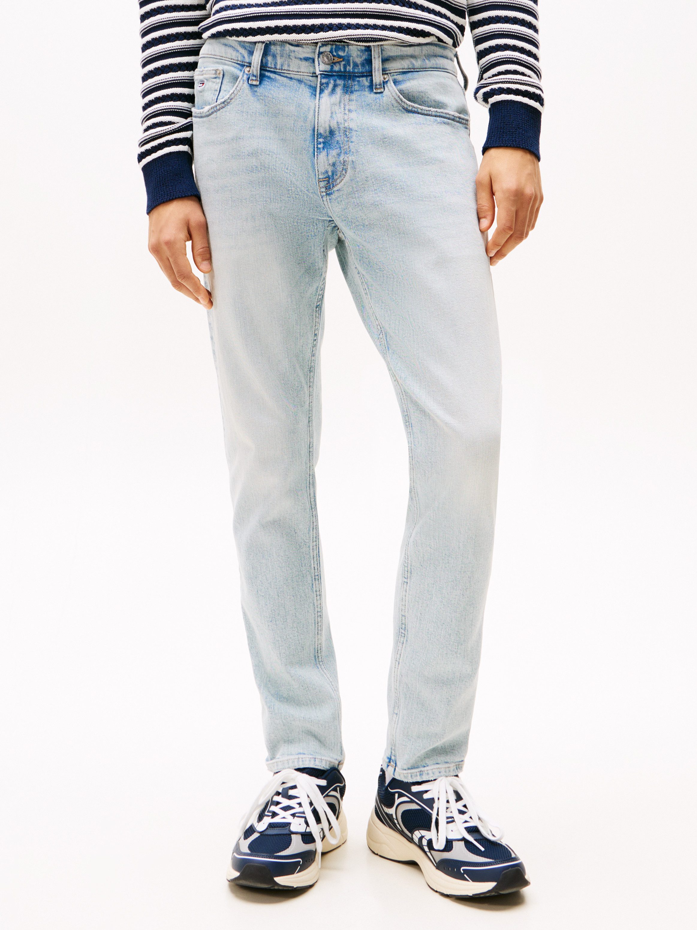 TOMMY JEANS Slim fit jeans AUSTIN SLIM TAPERED naar de enkel toe smaller wordende jeans met gemiddelde taillehoogte