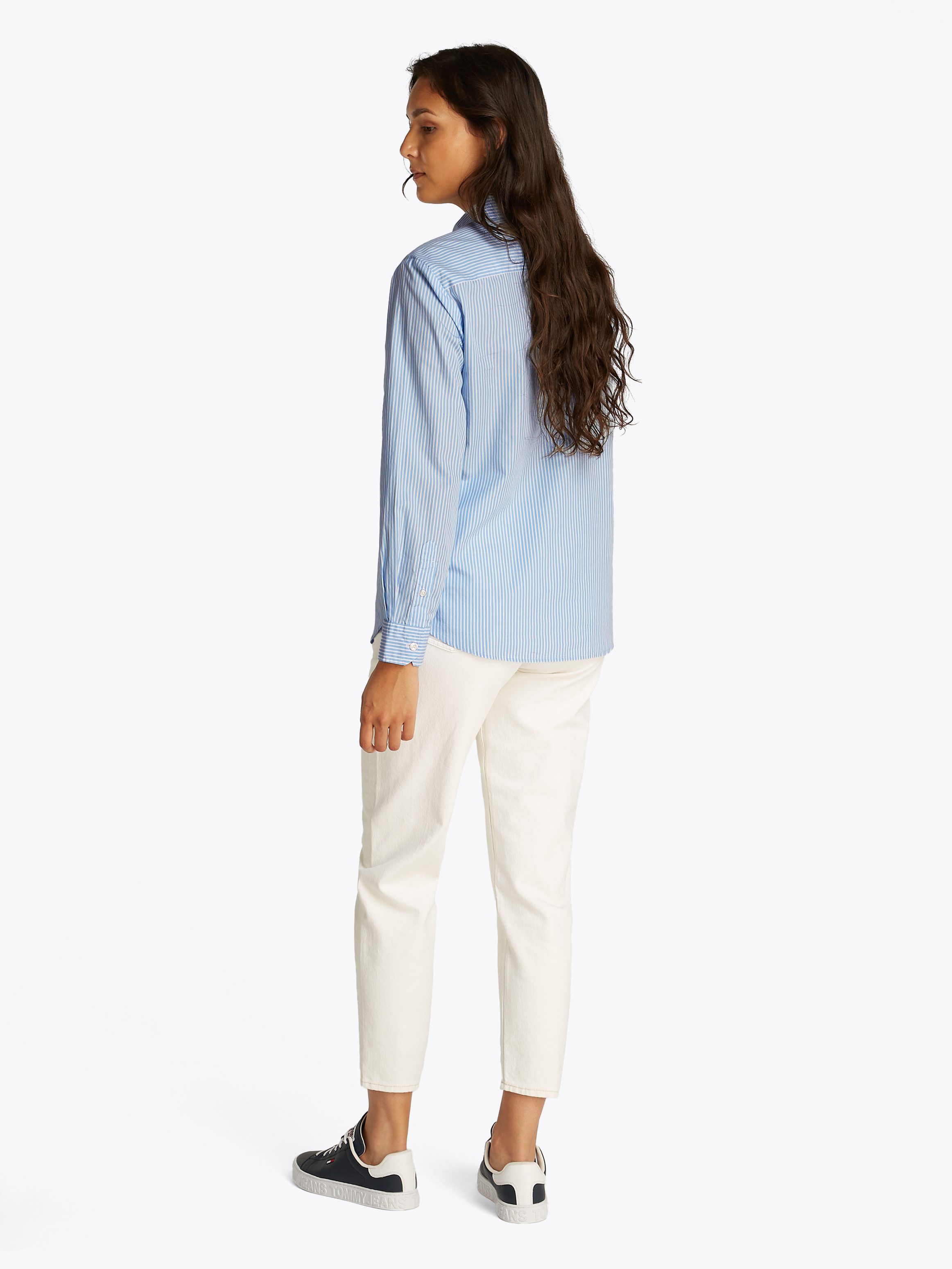 TOMMY JEANS Overhemdblouse TJW REG PINSTRIPE POPLIN SHIRT met naaldstrepen, logoborduring
