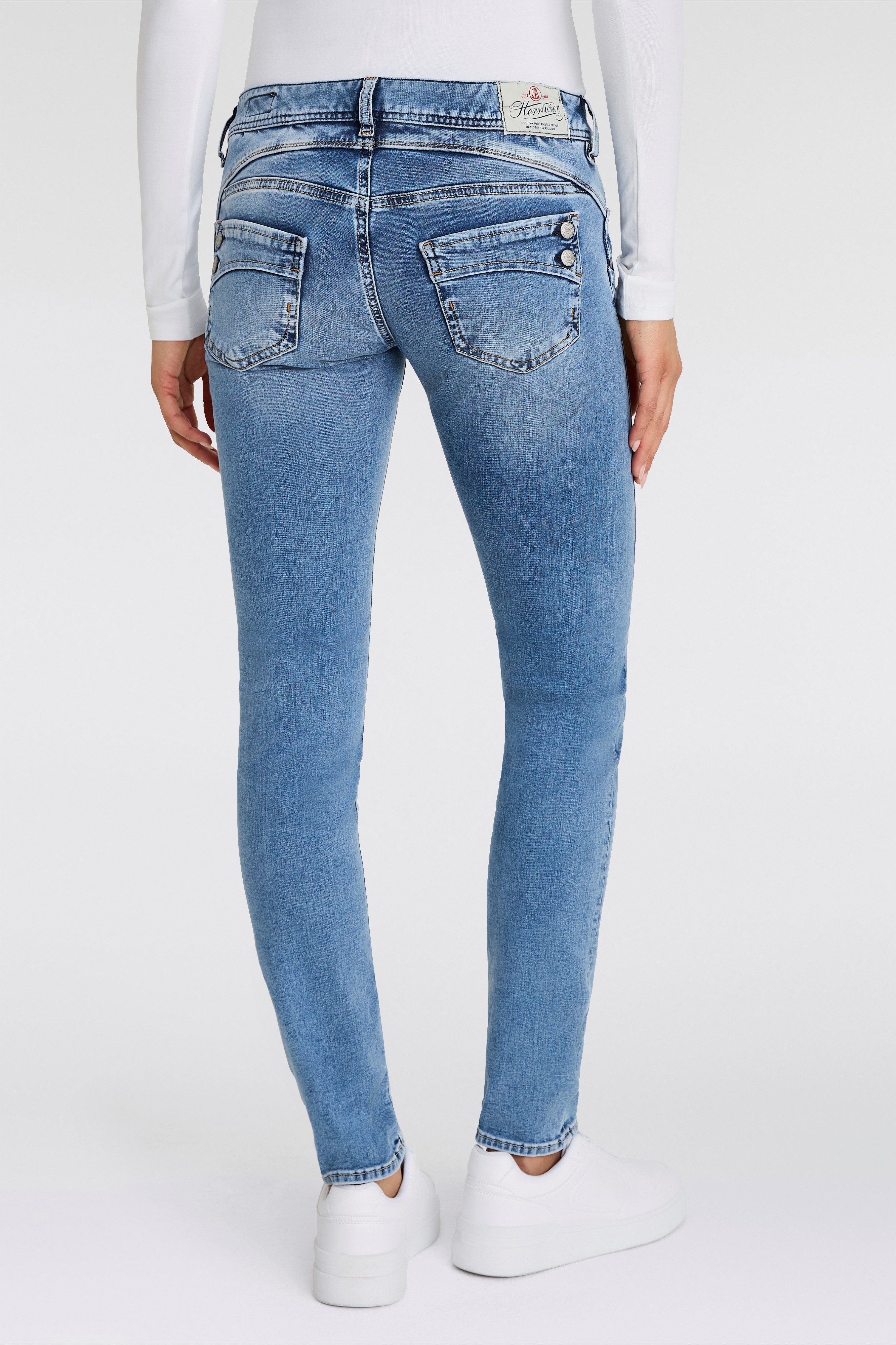Herrlicher Slim fit jeans PIPER SLIM REUSED DENIM met sierknopen op de achterzakken