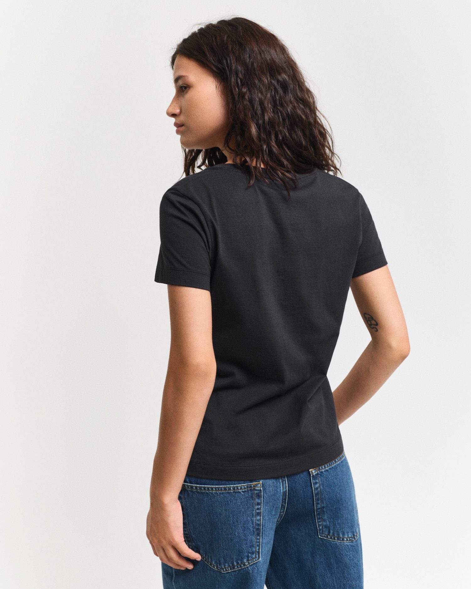 Gant T-shirt REG SHIELD KA V-NECK T-SHIRT met een klein geborduurd logo op de borst