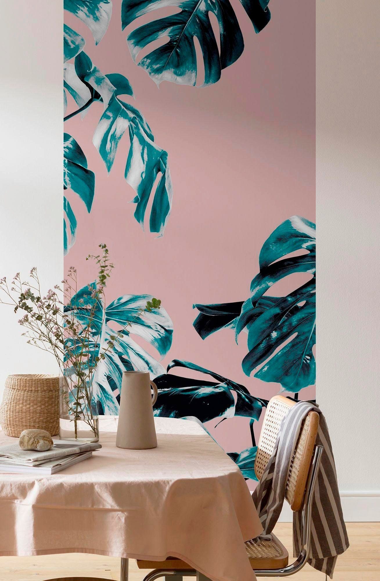 Komar Vliesbehang Digitale print vlies - Monstera Rosé Panel - Afmeting 100 x 250 cm (1 stuk)