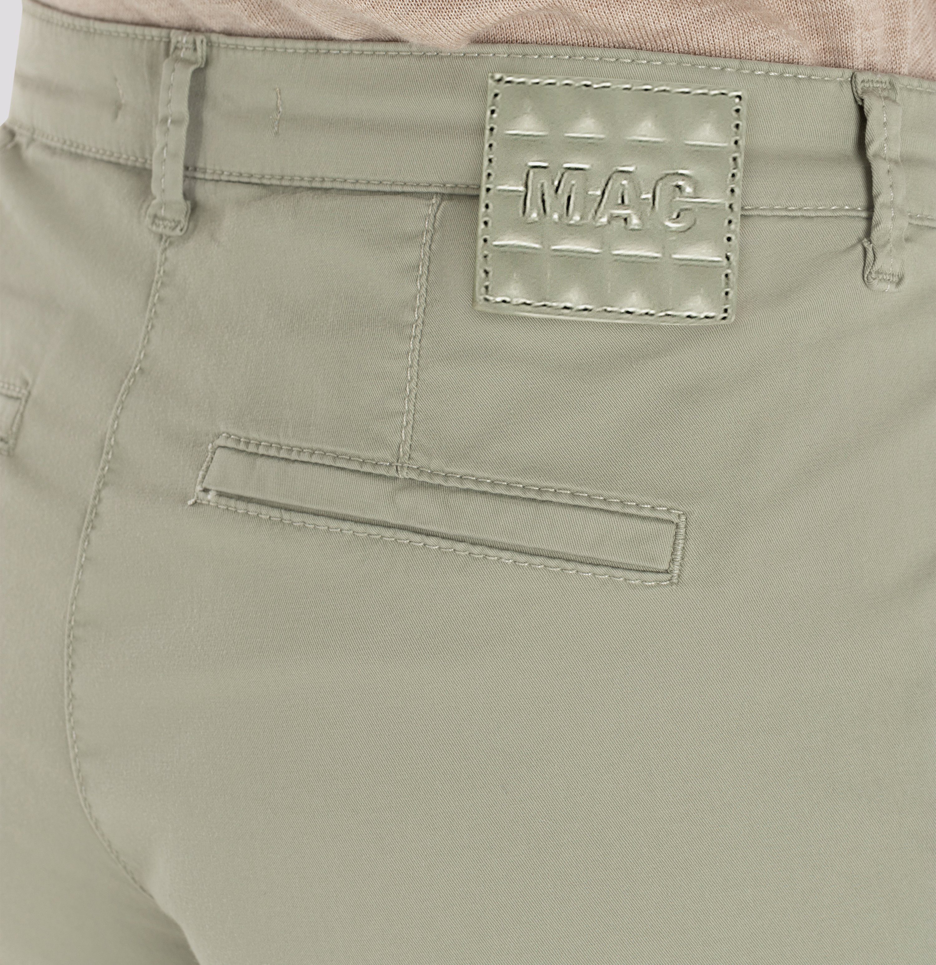 MAC Chino turn up met subtiele glans, elegant en sportief tegelijk