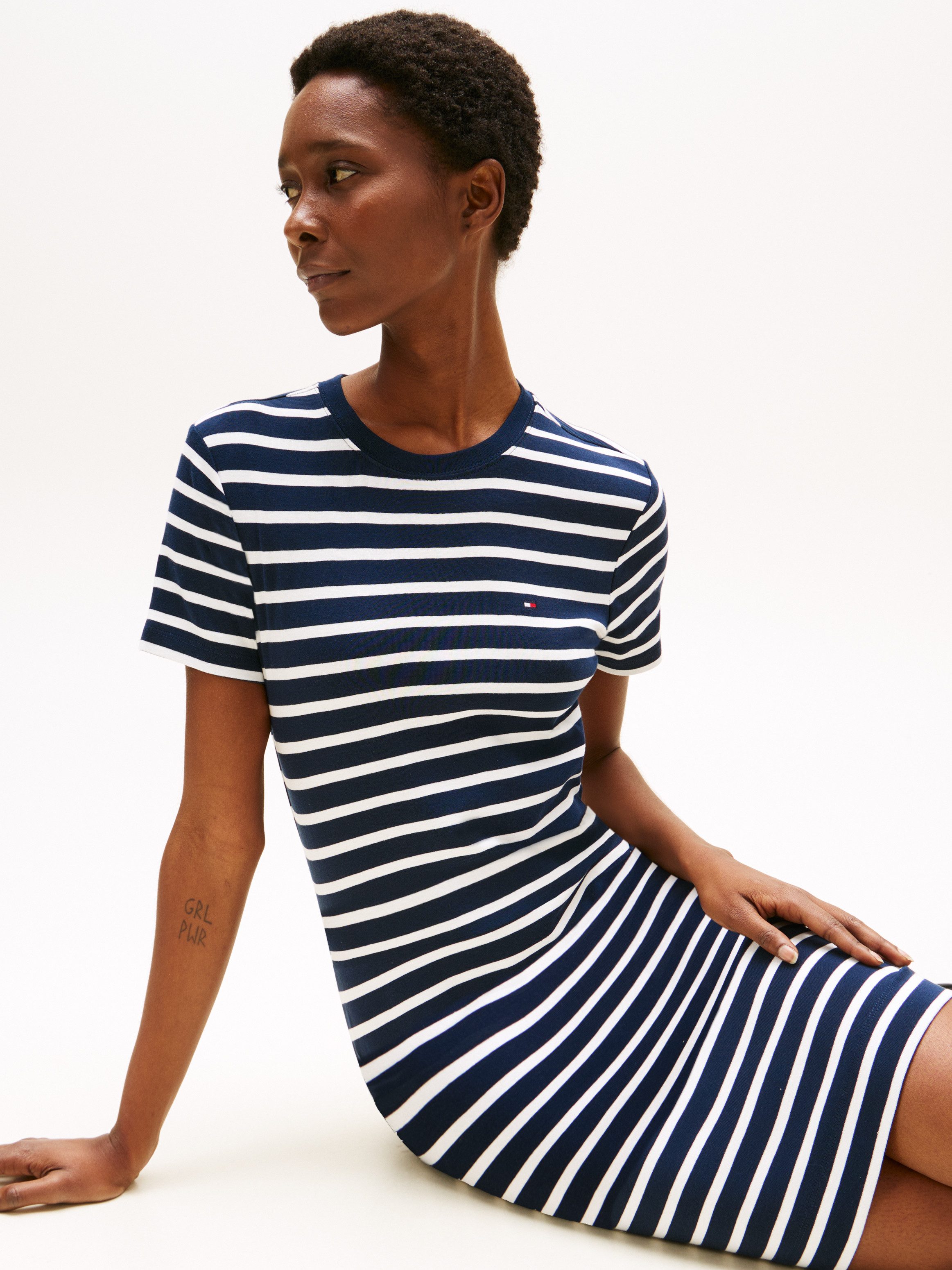 Tommy Hilfiger Shirtjurk NEW CODY STR SLIM SHORT DRS SS met allover streepdessin, logo-vlag