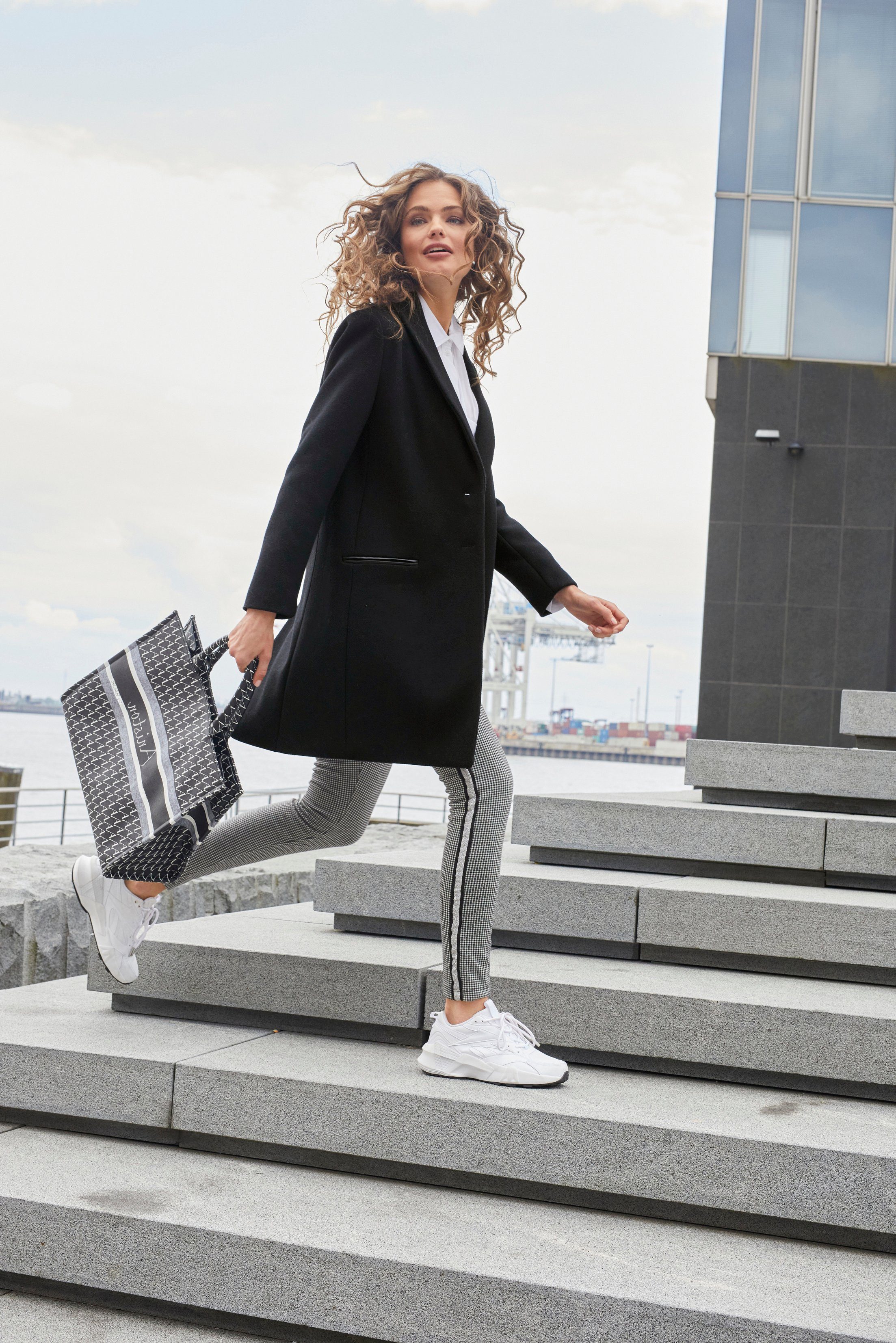 Aniston CASUAL Comfortbroek met glinsterende galons