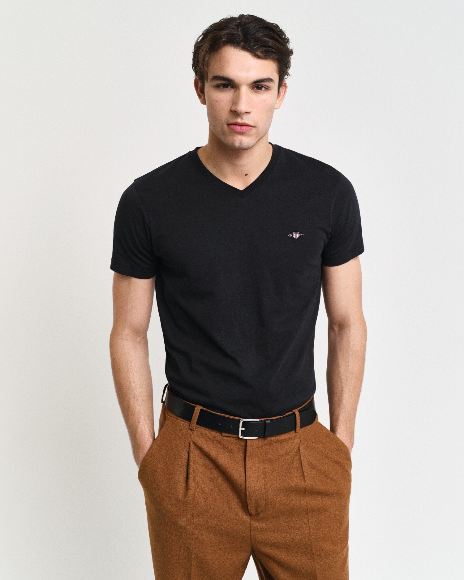 Gant T-shirt SLIM SHIELD V-NECK T-SHIRT met een klein geborduurd logo op de borst