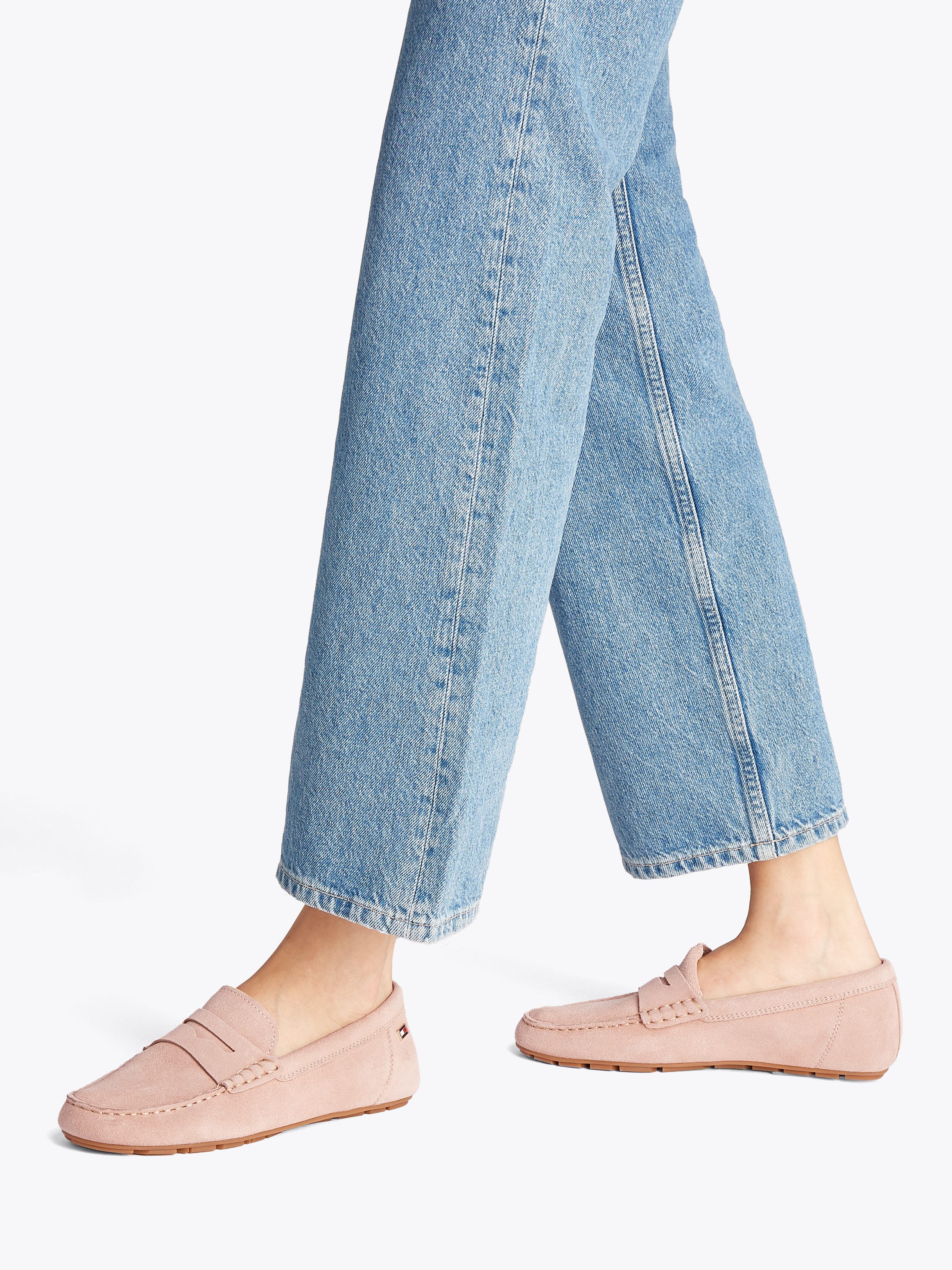 Tommy Hilfiger Instappers FLAG SOFT SUEDE DRIVER LOAFER , instapschoen, comfortabele schoen, moccasin, flats met modieuze decoratieve sluiting