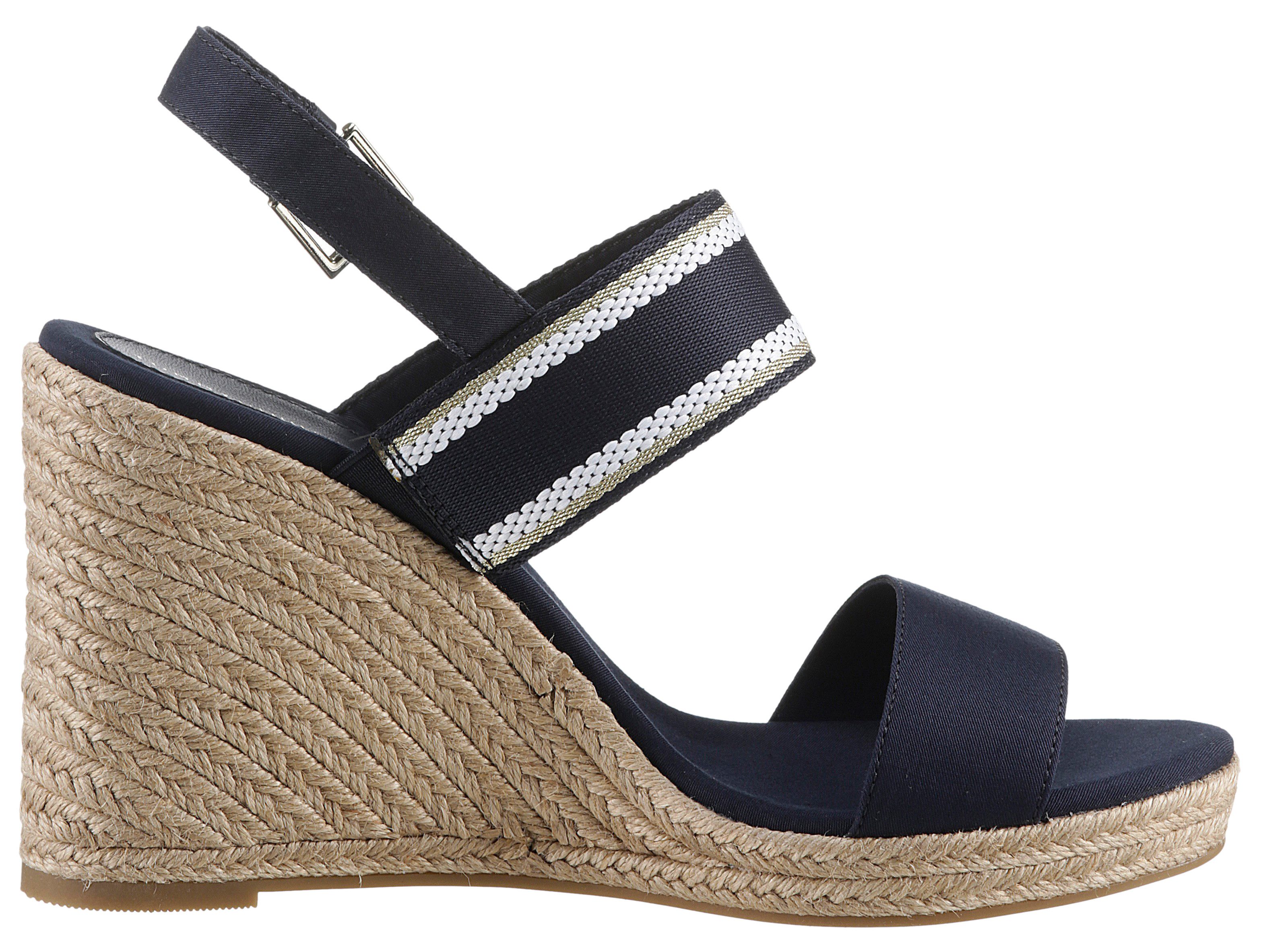Tommy Hilfiger Sleehaksandaaltjes WEBBING HIGH WEDGE SANDAL , zomerschoen, sandaal, sleehak, met zij th-label