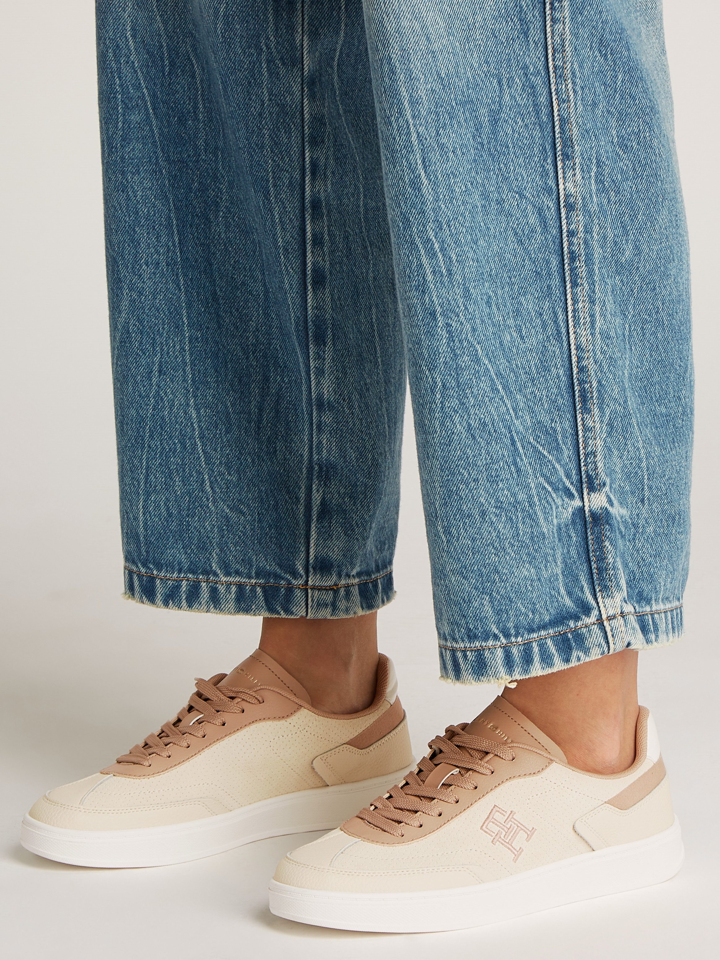 Tommy Hilfiger Plateausneakers TH HERITAGE SNEAKER PERF vrijetijdsschoen, lage schoen, veterschoen met th-logo-borduring