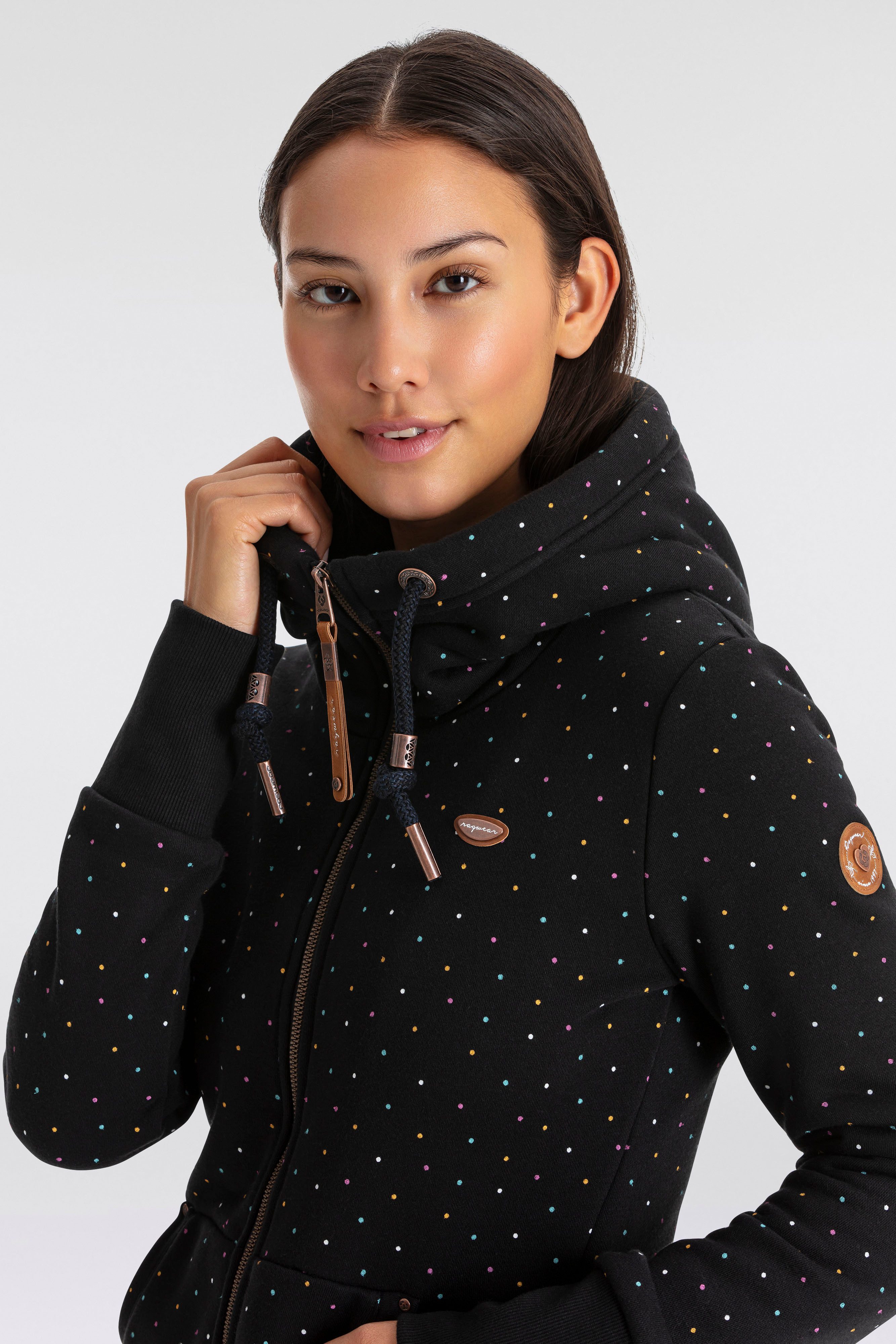 Ragwear Capuchonsweatvest NESKA DOTS MULTICOLOR ZIP O Jack met lange mouwen en veelkleurige, all-over stippenprint