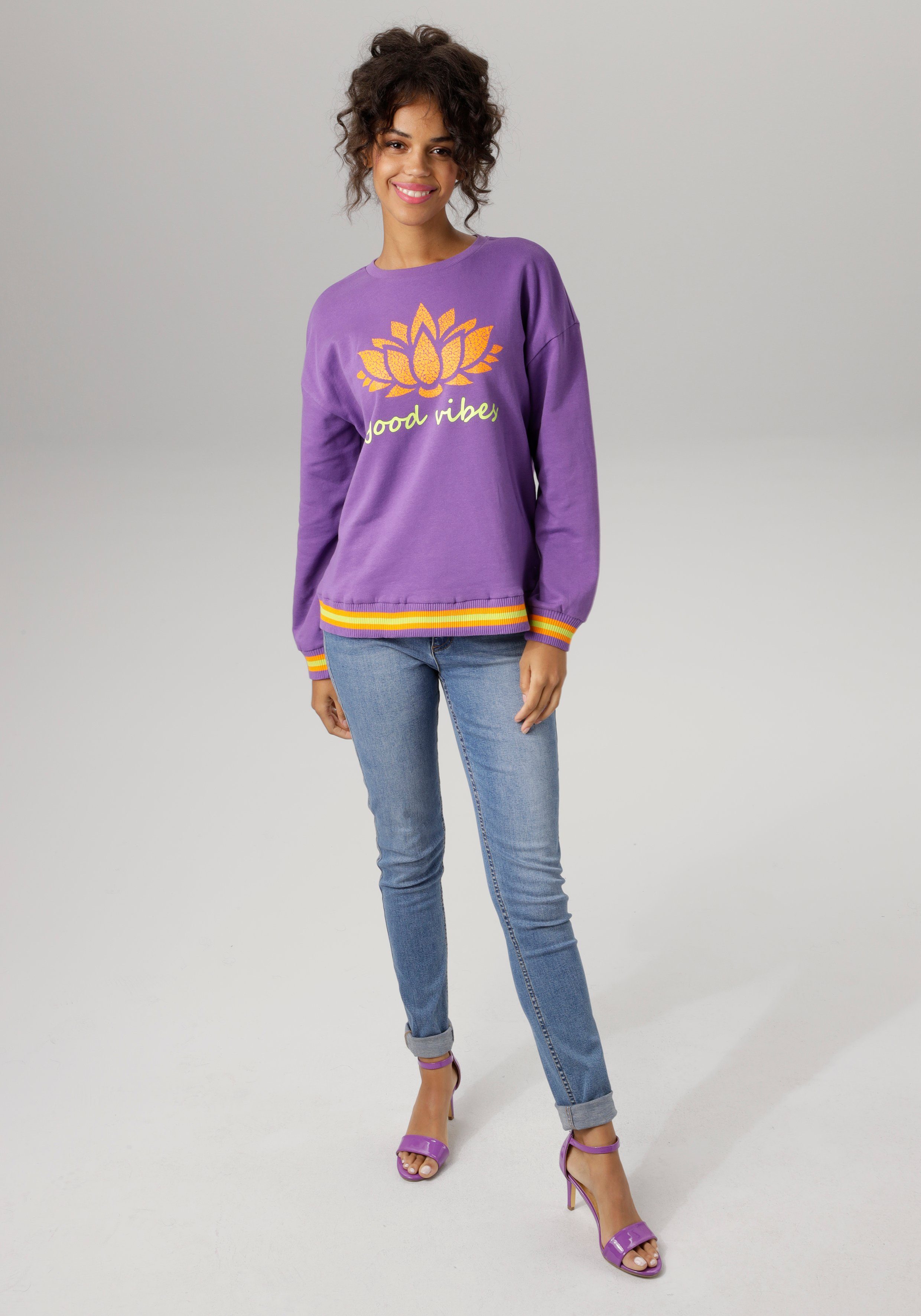 Aniston CASUAL Sweatshirt Print op voorkant met abstracte waterlelie en tekst