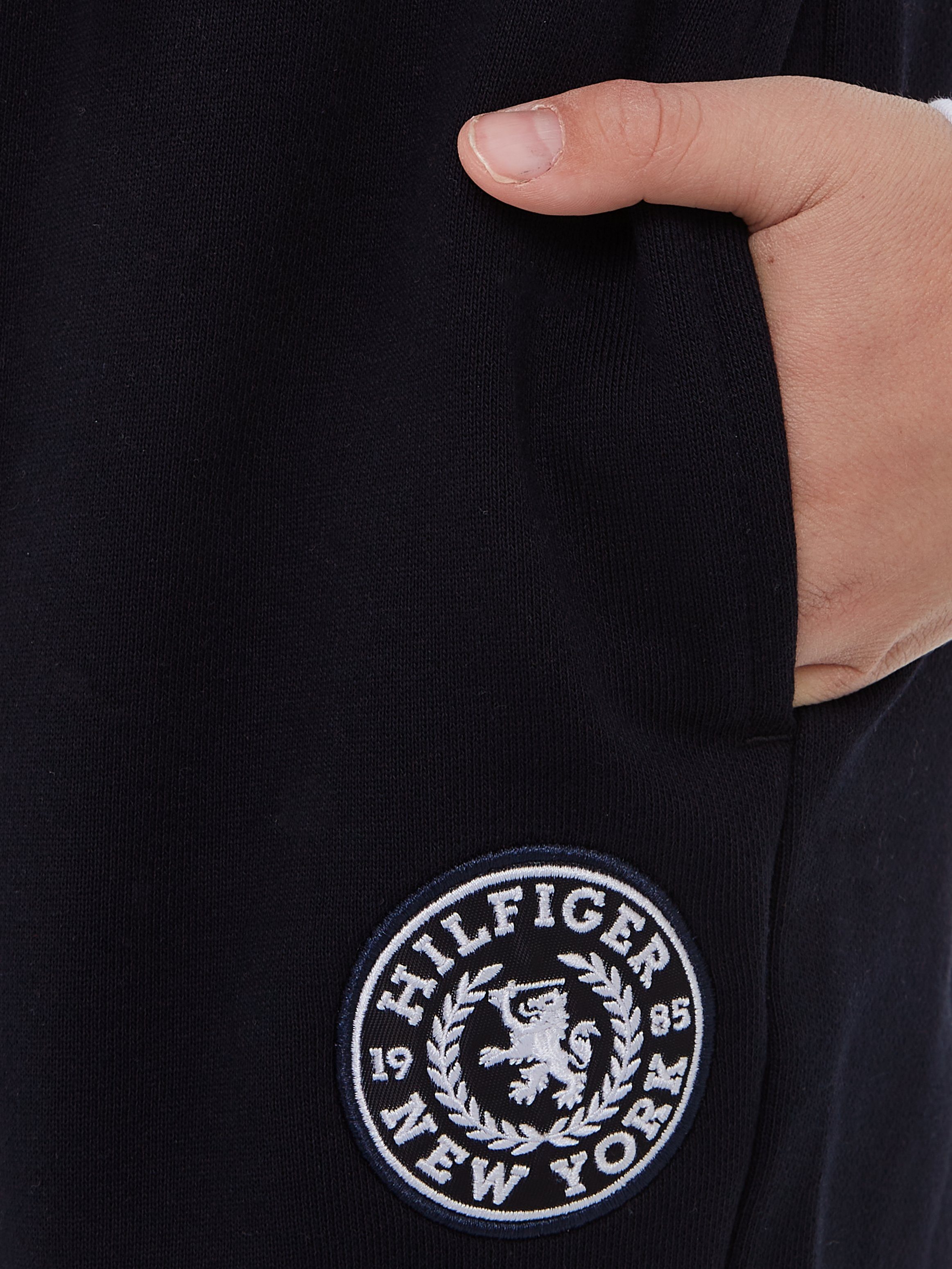 Tommy Hilfiger Sweatbroek CREST LOGO SWEATPANTS met logo-opschrift bij de band