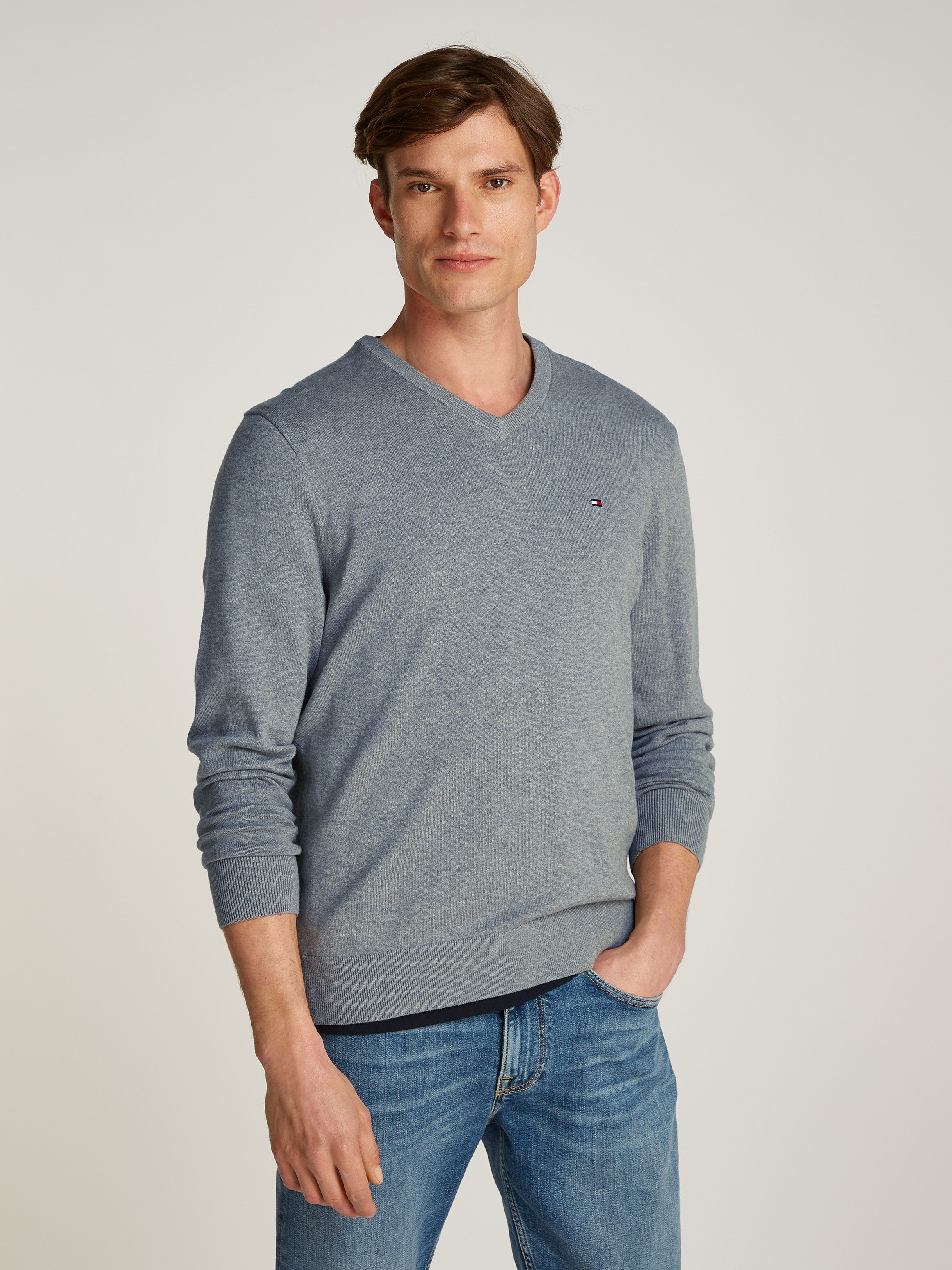 Tommy Hilfiger Gebreide trui ESSENTIAL COTTON V NECK met V-hals en borduursel