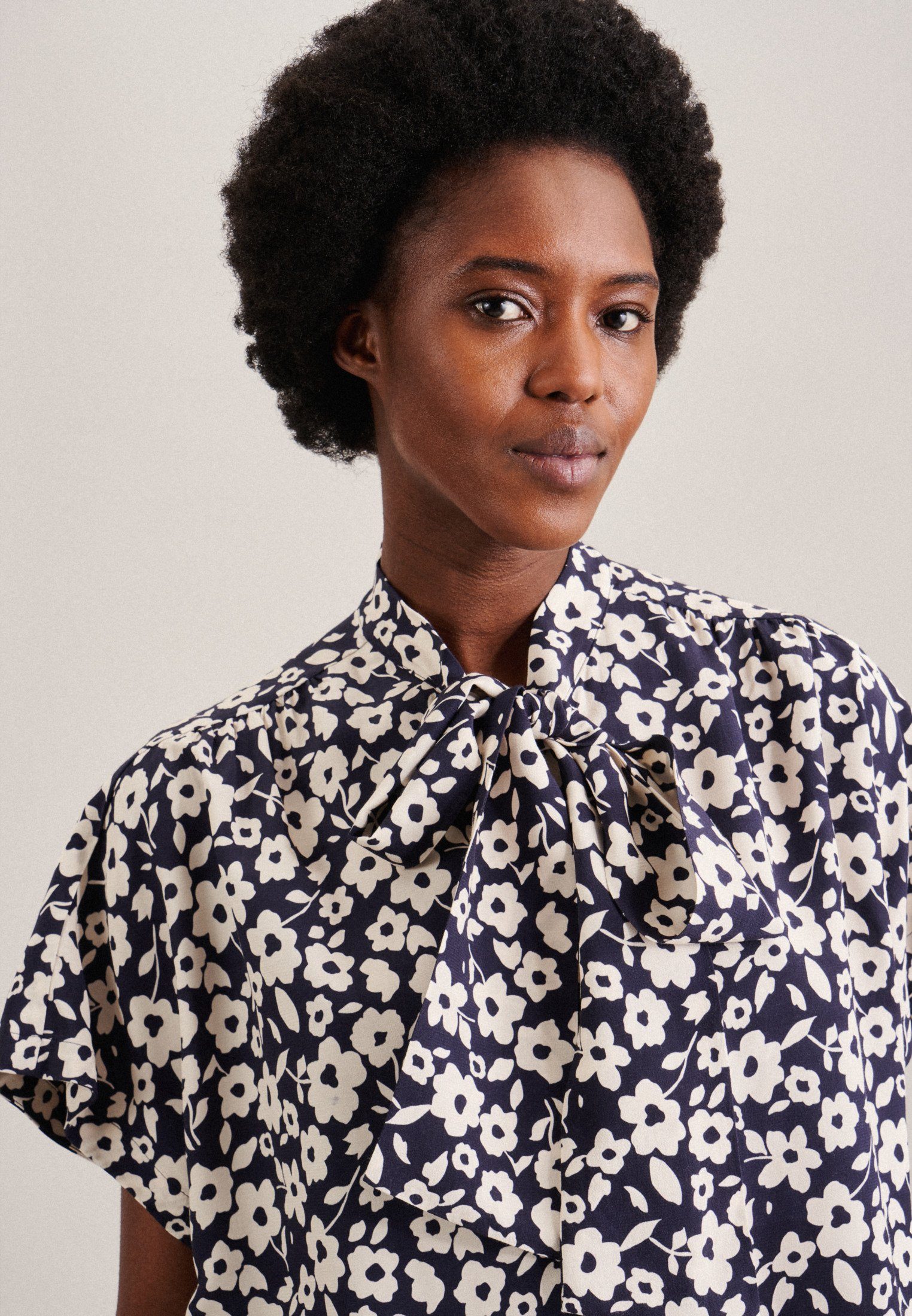 seidensticker Blouse met kraagstrik Zwarte roos Korte mouwen kraag print