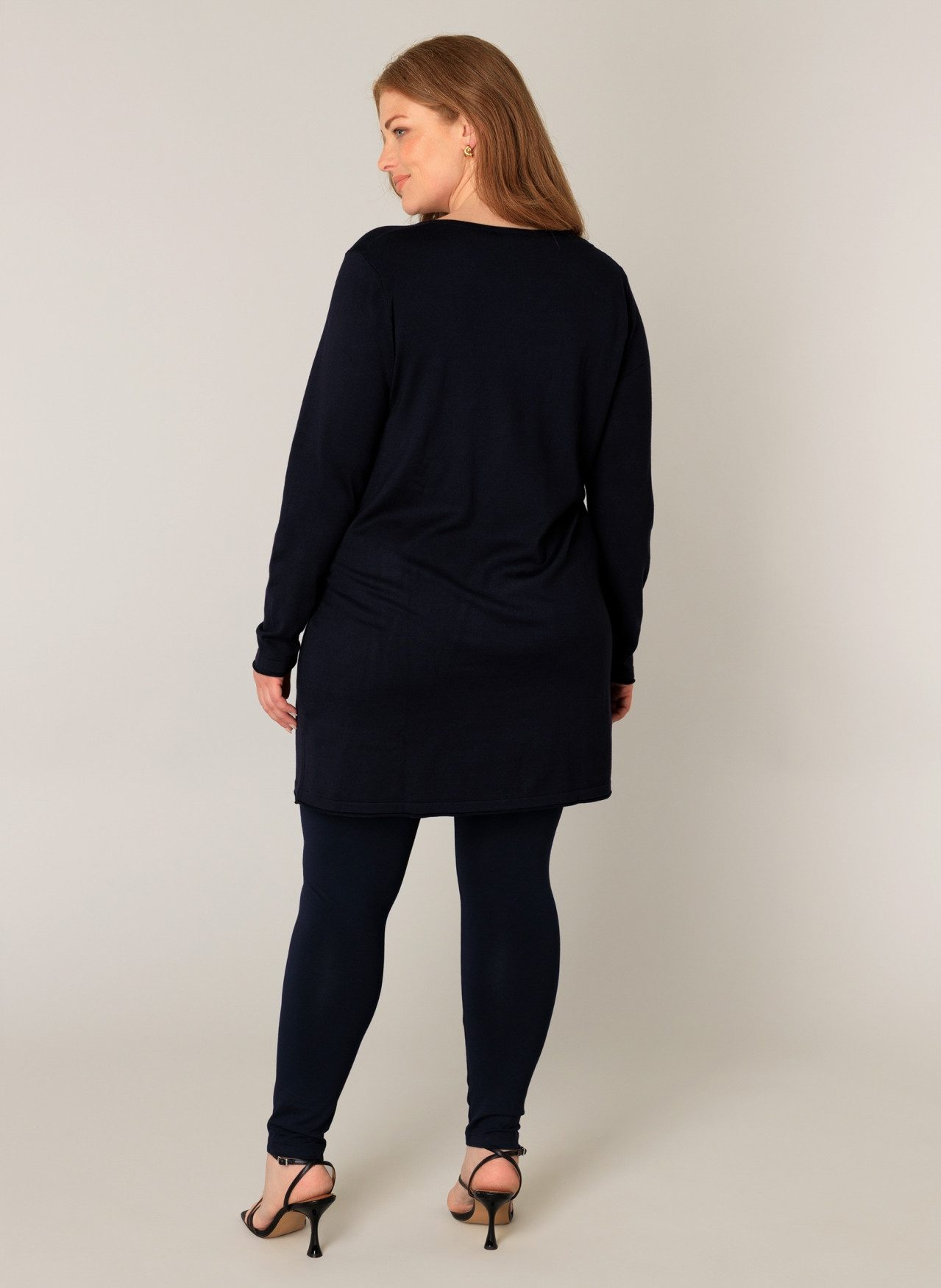 Base Level Curvy Trui met V-hals BAS-ANINE-LONG Fijntricotkwaliteit