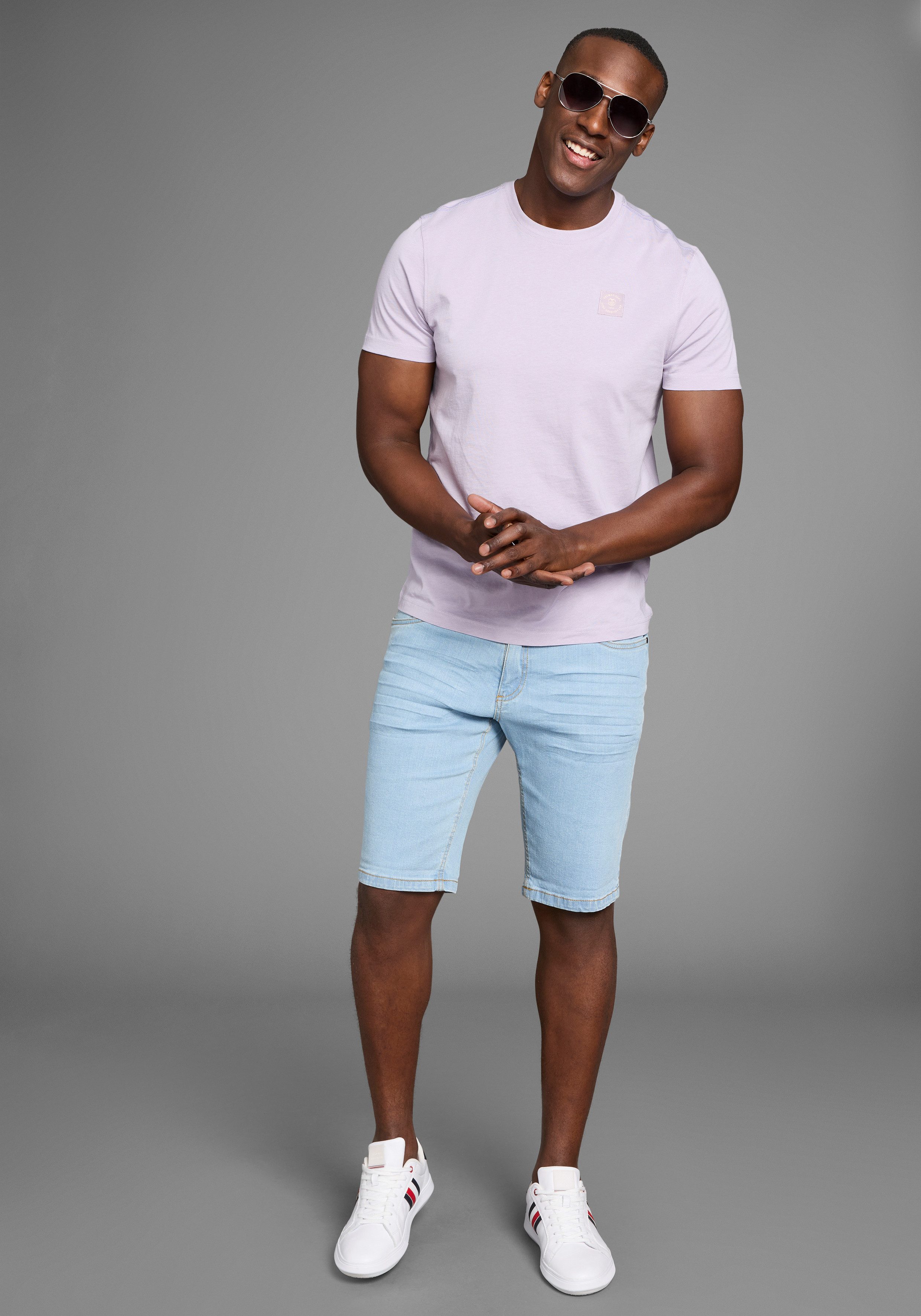 DELMAO Shirt met ronde hals Korte mouw, regular fit, basic, van 100% katoen