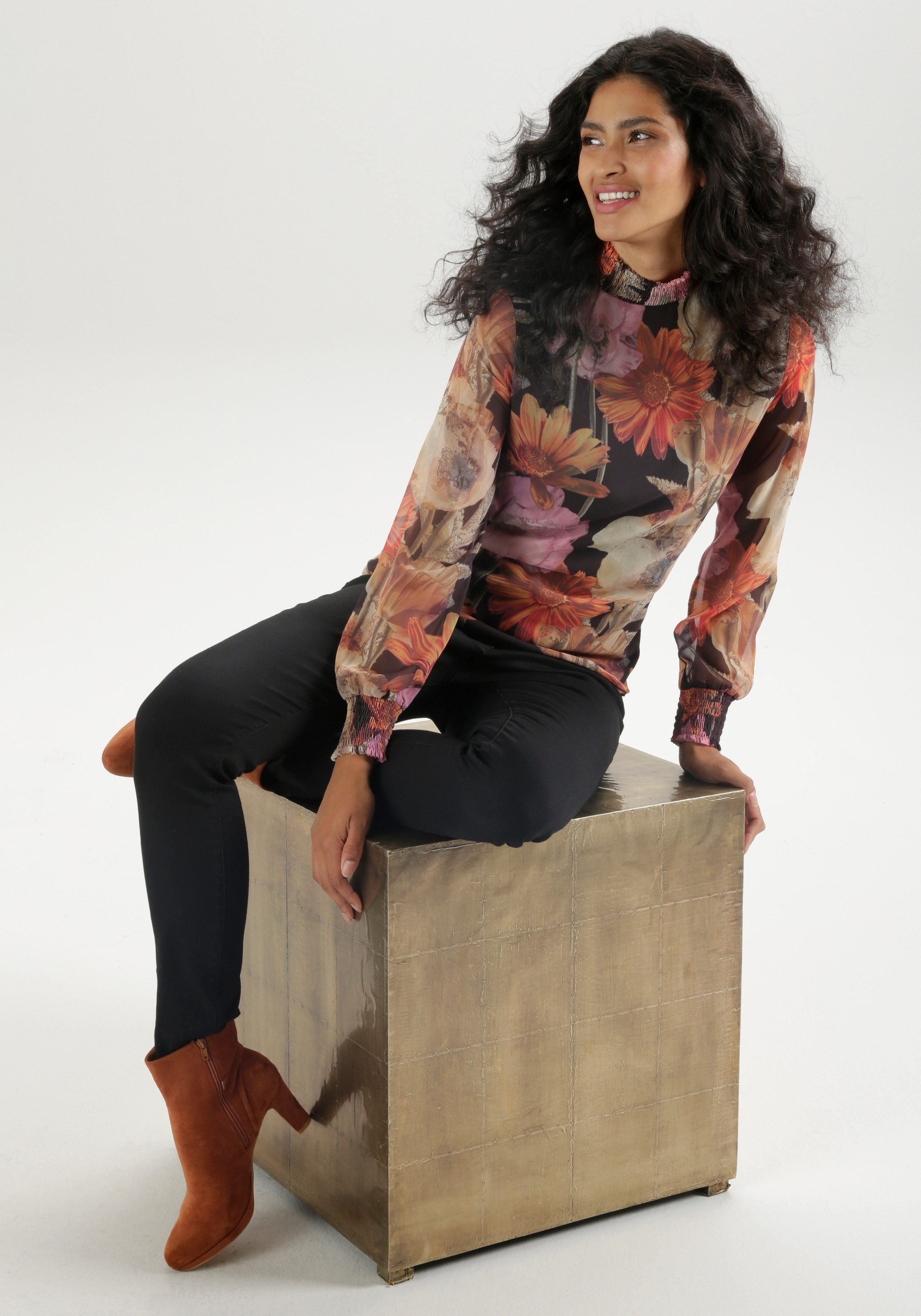 Aniston SELECTED Chiffon blouse met een romantische bloemenprint