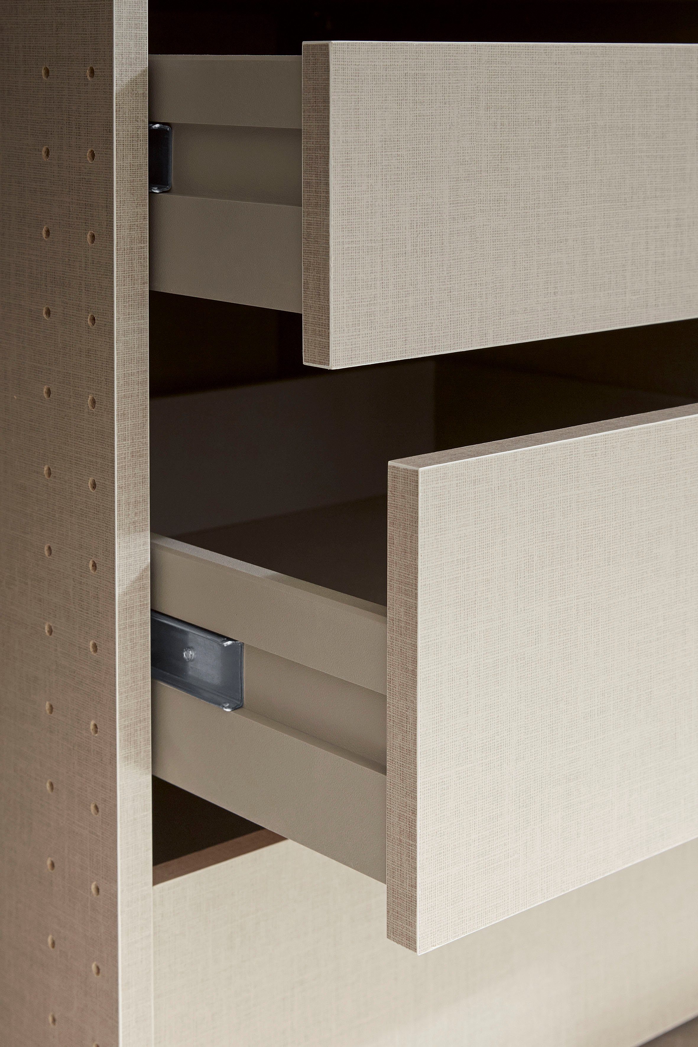rauch Draaideurkast Kledingkast kast garderobe TOPSELLER OTELI incl. binnenindeling met 3 binnenlades extra planken optioneel met spiegel made in germany