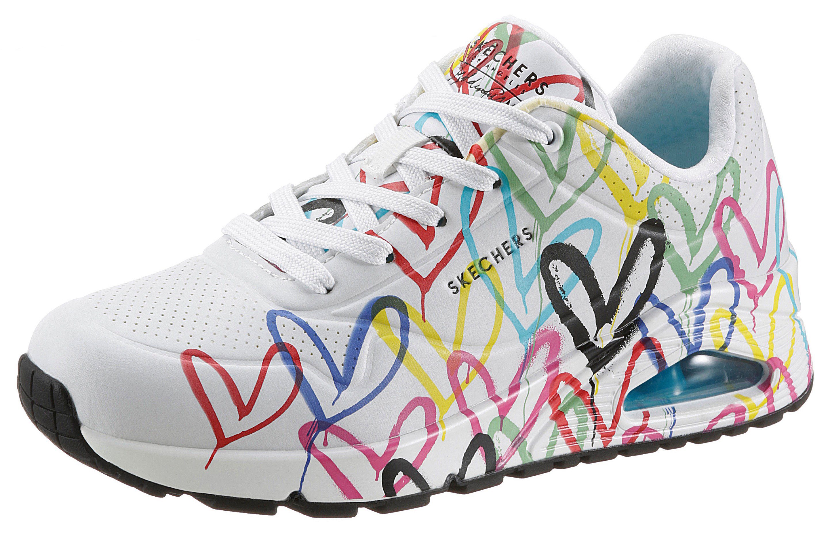 Skechers Sneakers met sleehak UNO-SPREAD THE LOVE Vrijetijdsschoen, lage schoen, veterschoen met coole graffiti-print