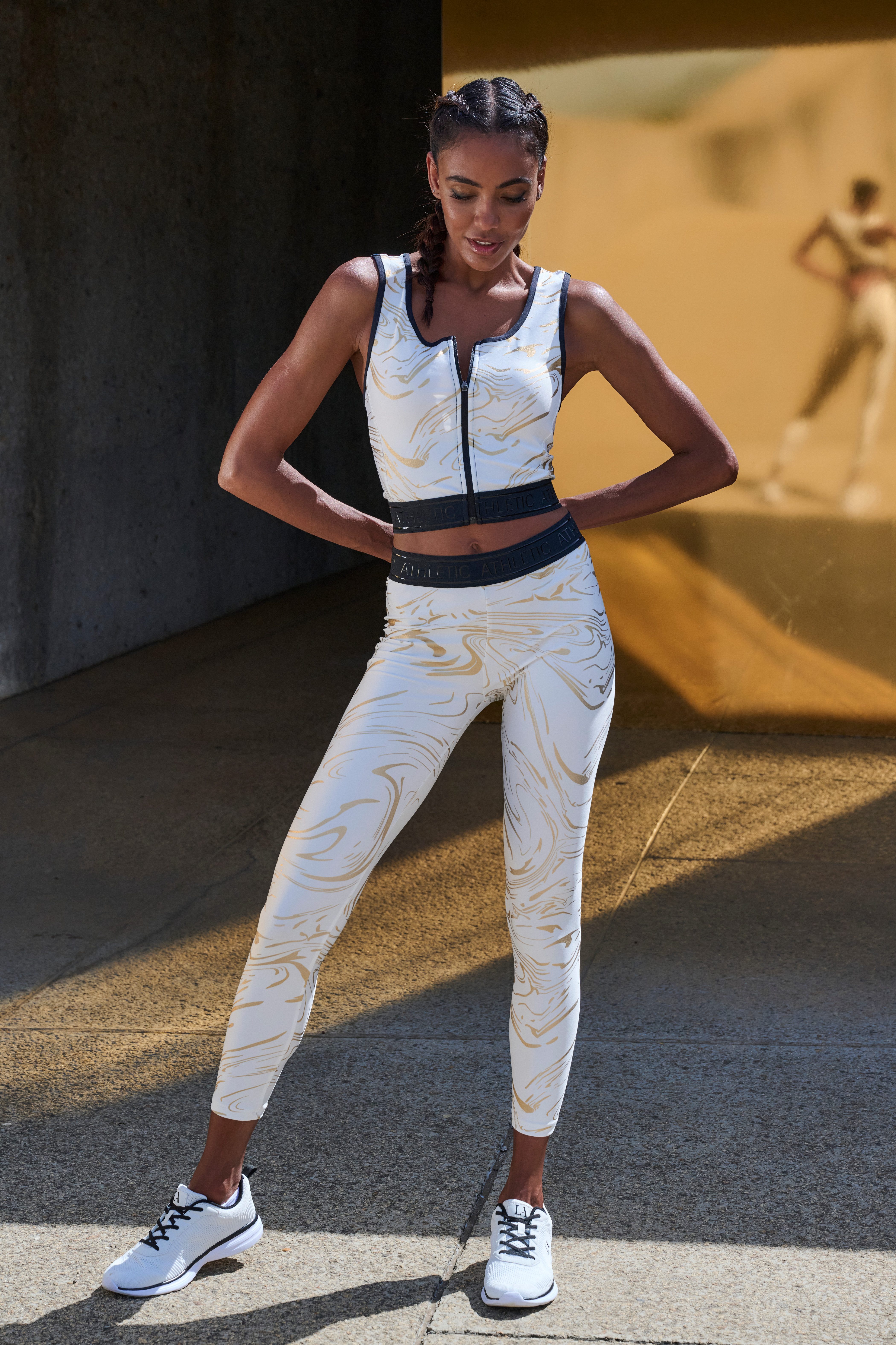 active by Lascana Functionele legging Sportleggings met glanzende print en 3D-tekst
