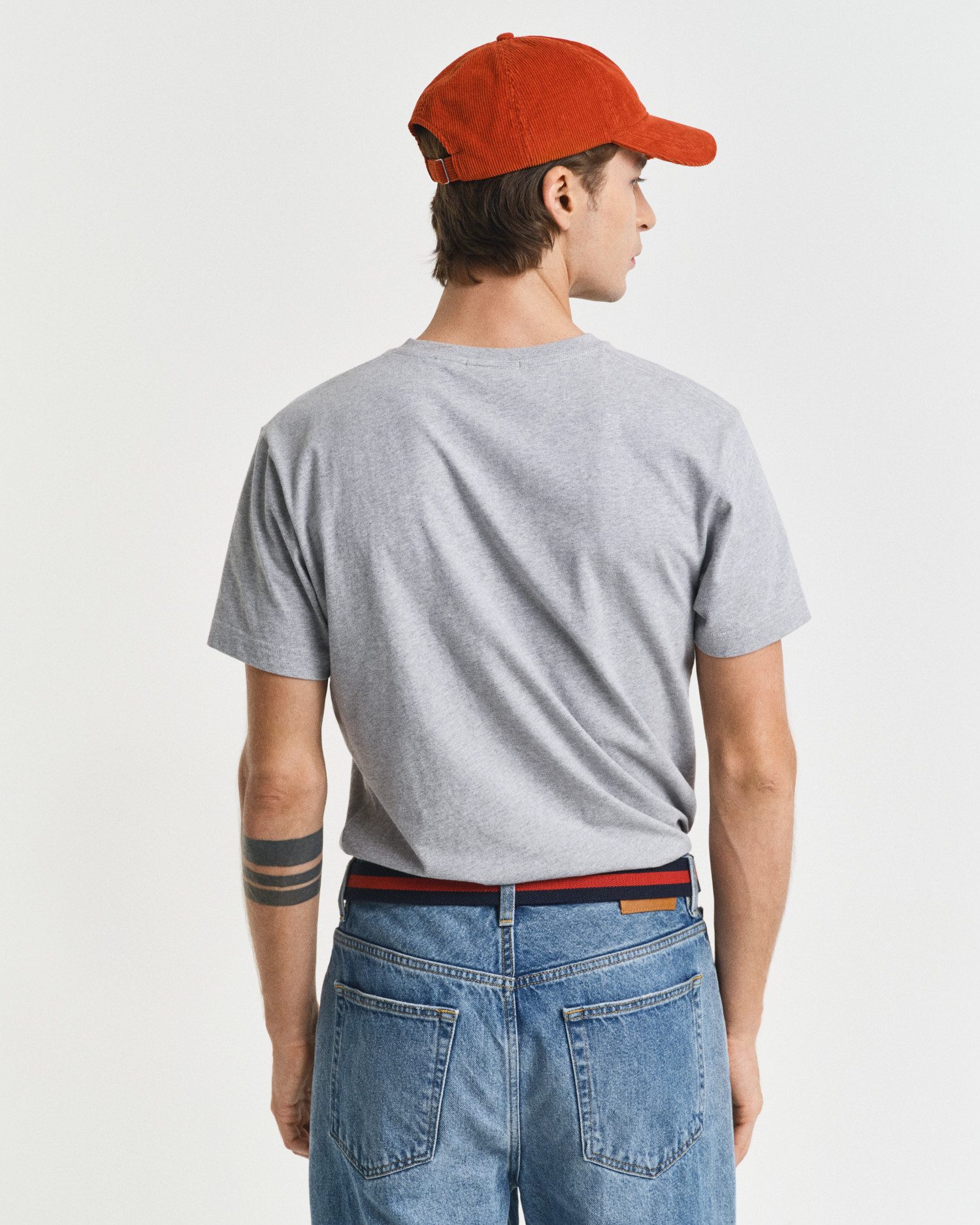 Gant T-shirt SLIM SHIELD V-NECK T-SHIRT met een klein geborduurd logo op de borst