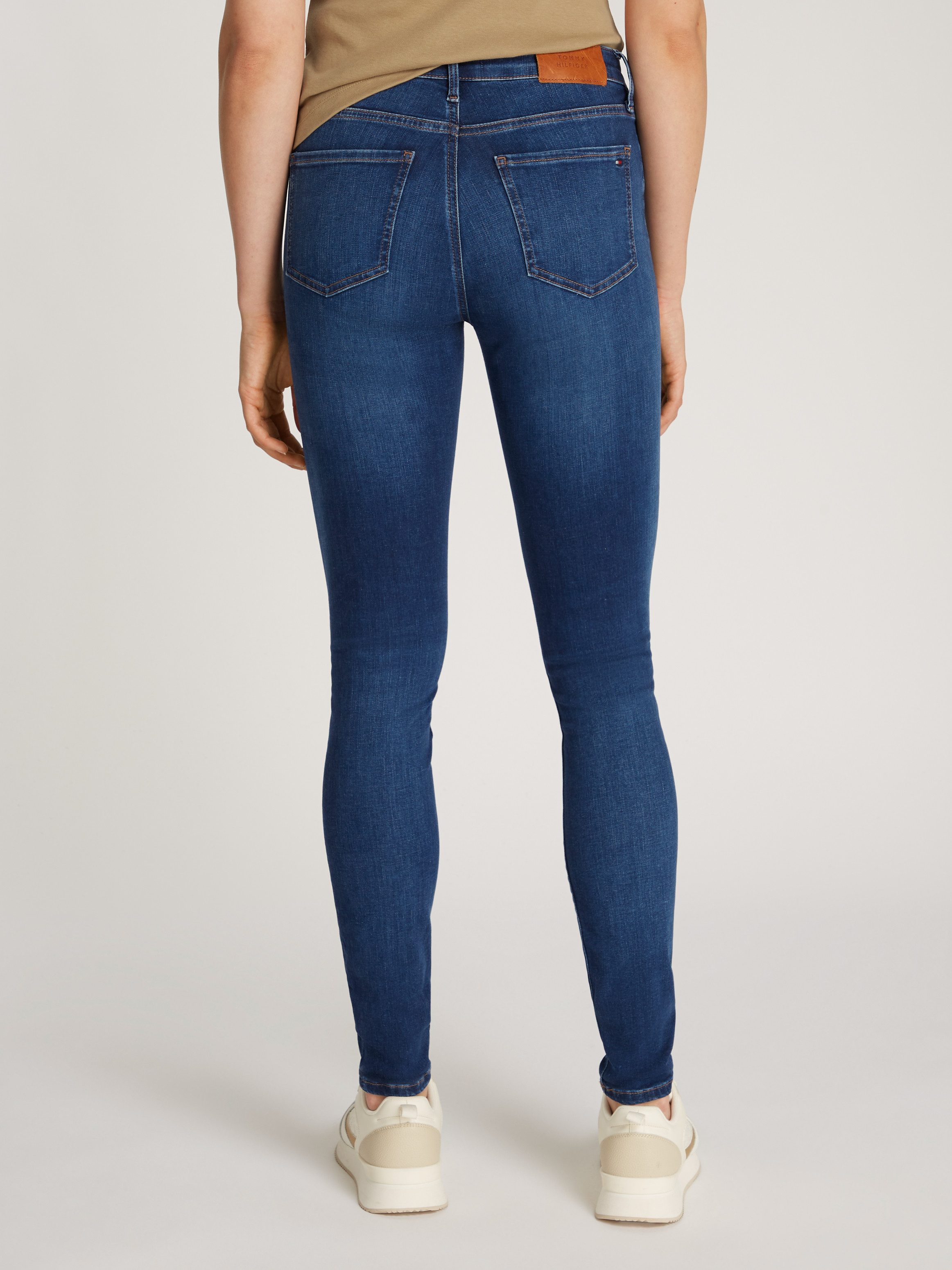 Tommy Hilfiger Skinny fit jeans COMO Skinny Regular Waist met logo-badge, in enkel-lengte