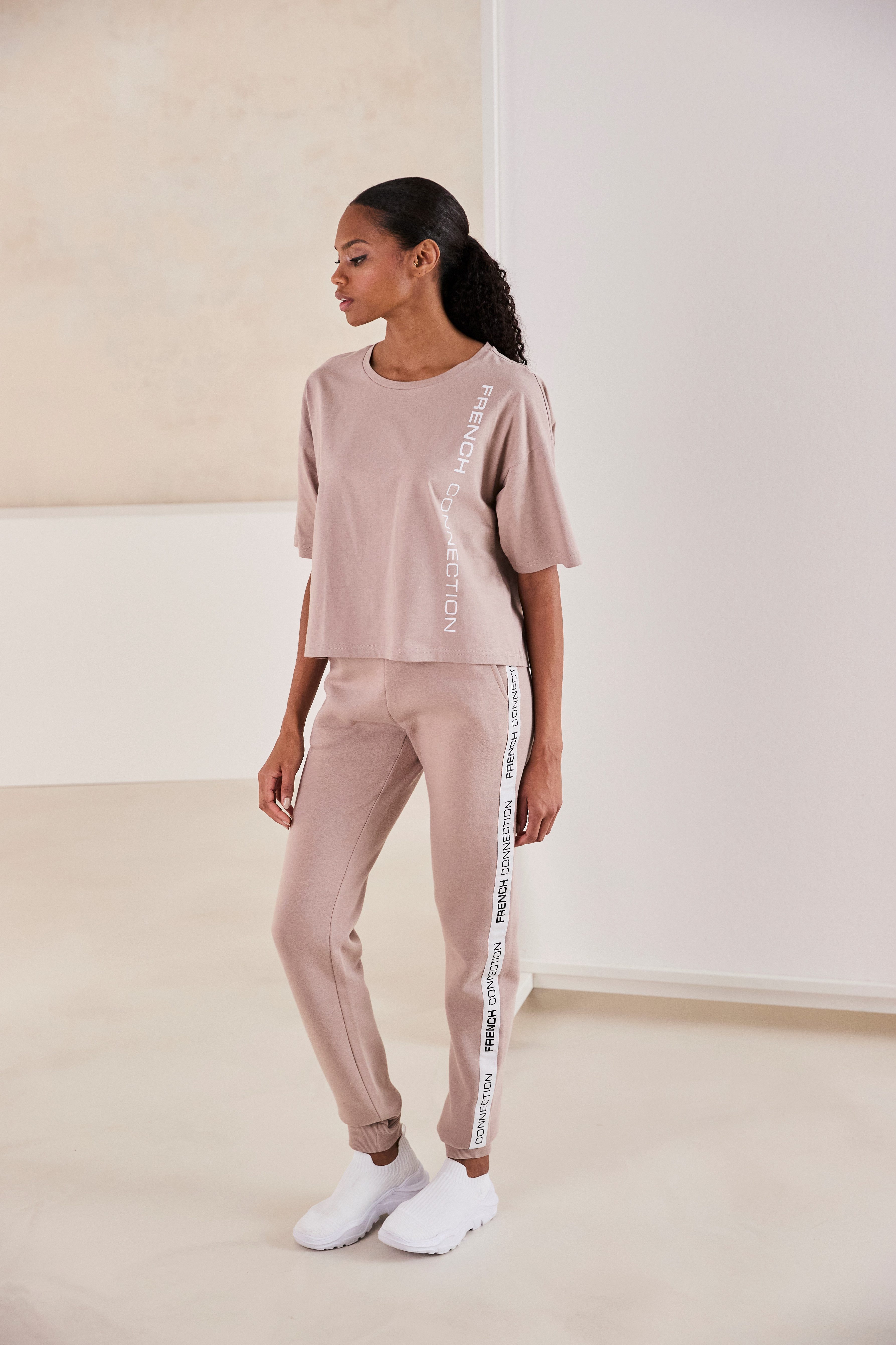 French Connection Sweatbroek met zij contraststrepen en logo-print