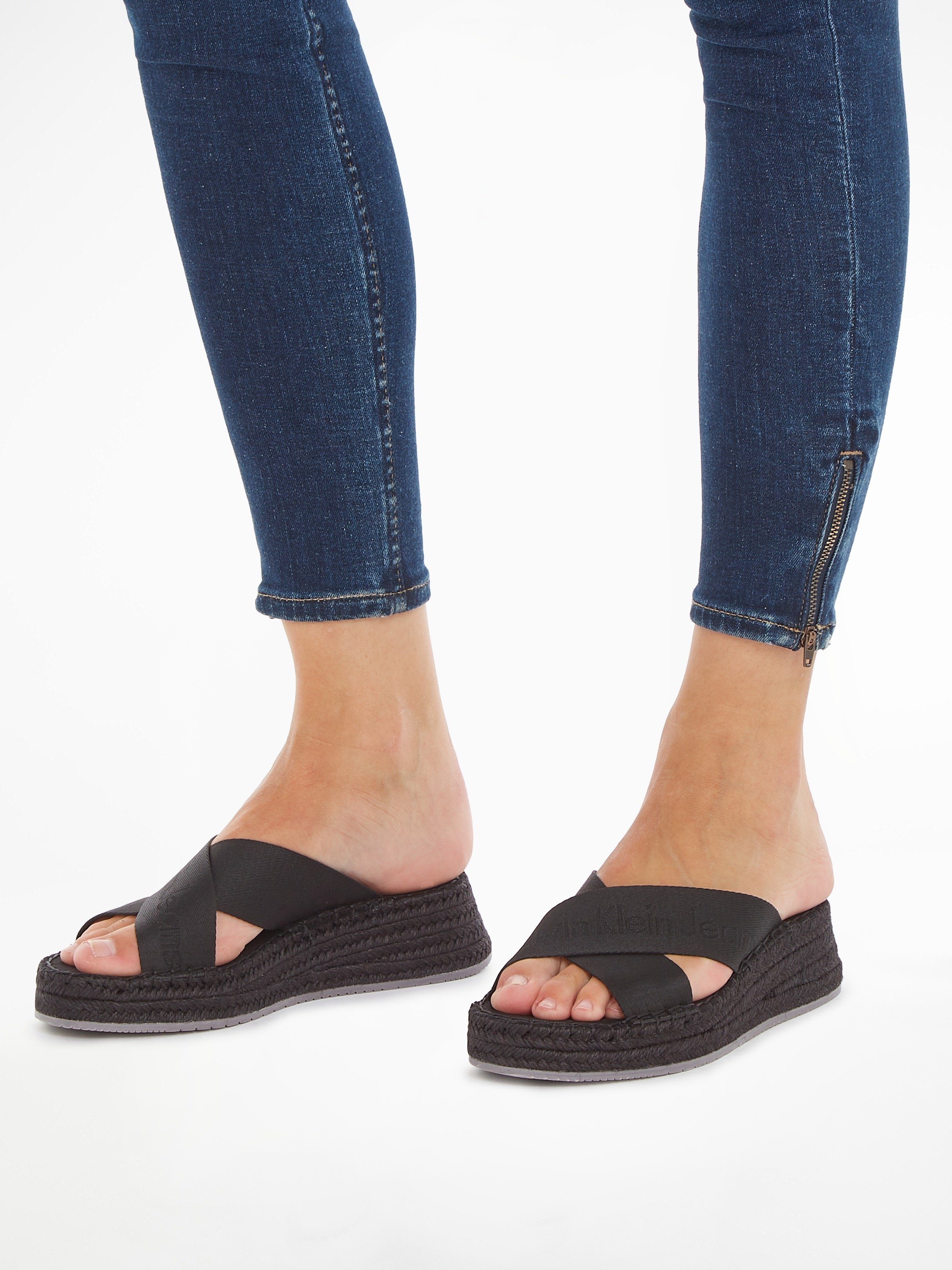 Calvin Klein Slippers SPORTY WEDGE ROPE SANDAL MR sleehak, zomerschoen, slippers met jute-afwerking aan de loopzool