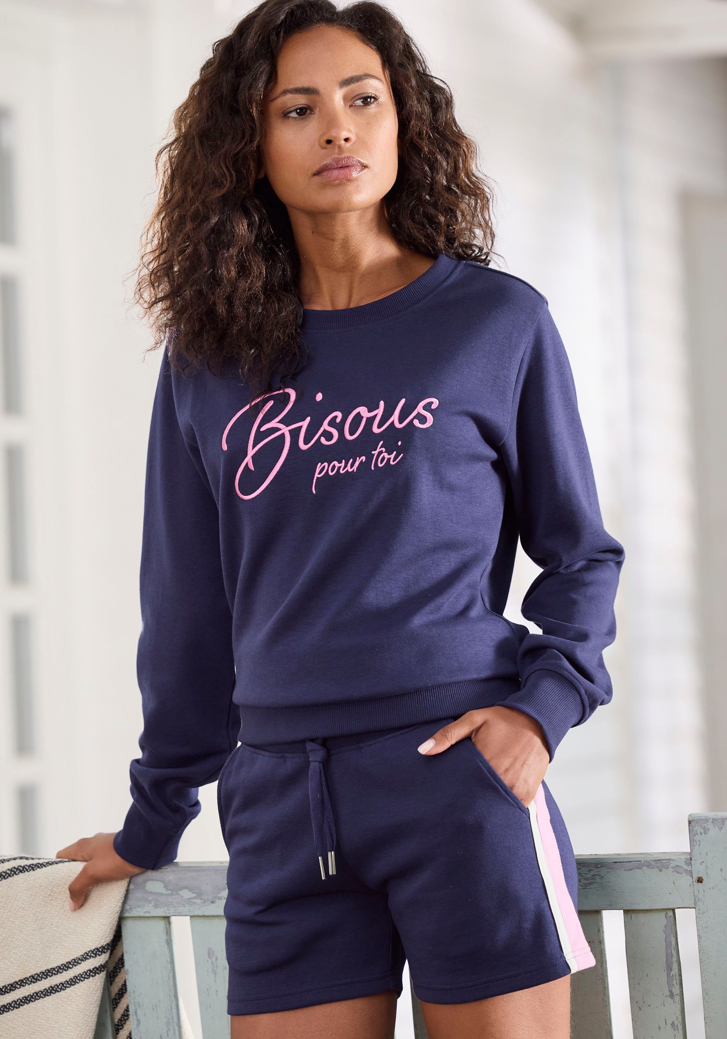 Vivance Sweatshort Korte broek met contrasterende accenten, loungewear (1-delig)