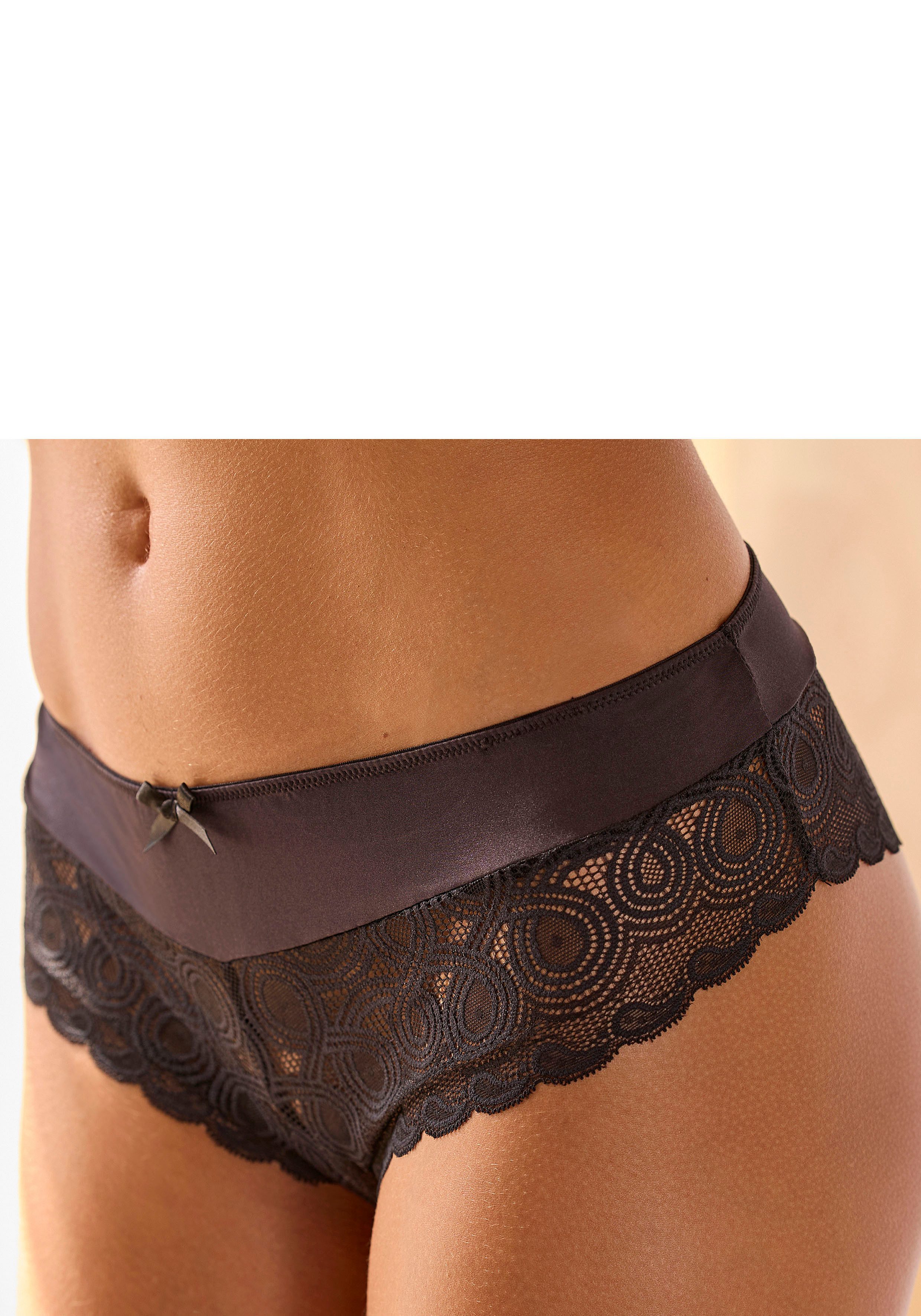 Lascana Stringpants met extravagante kant en sierstrik