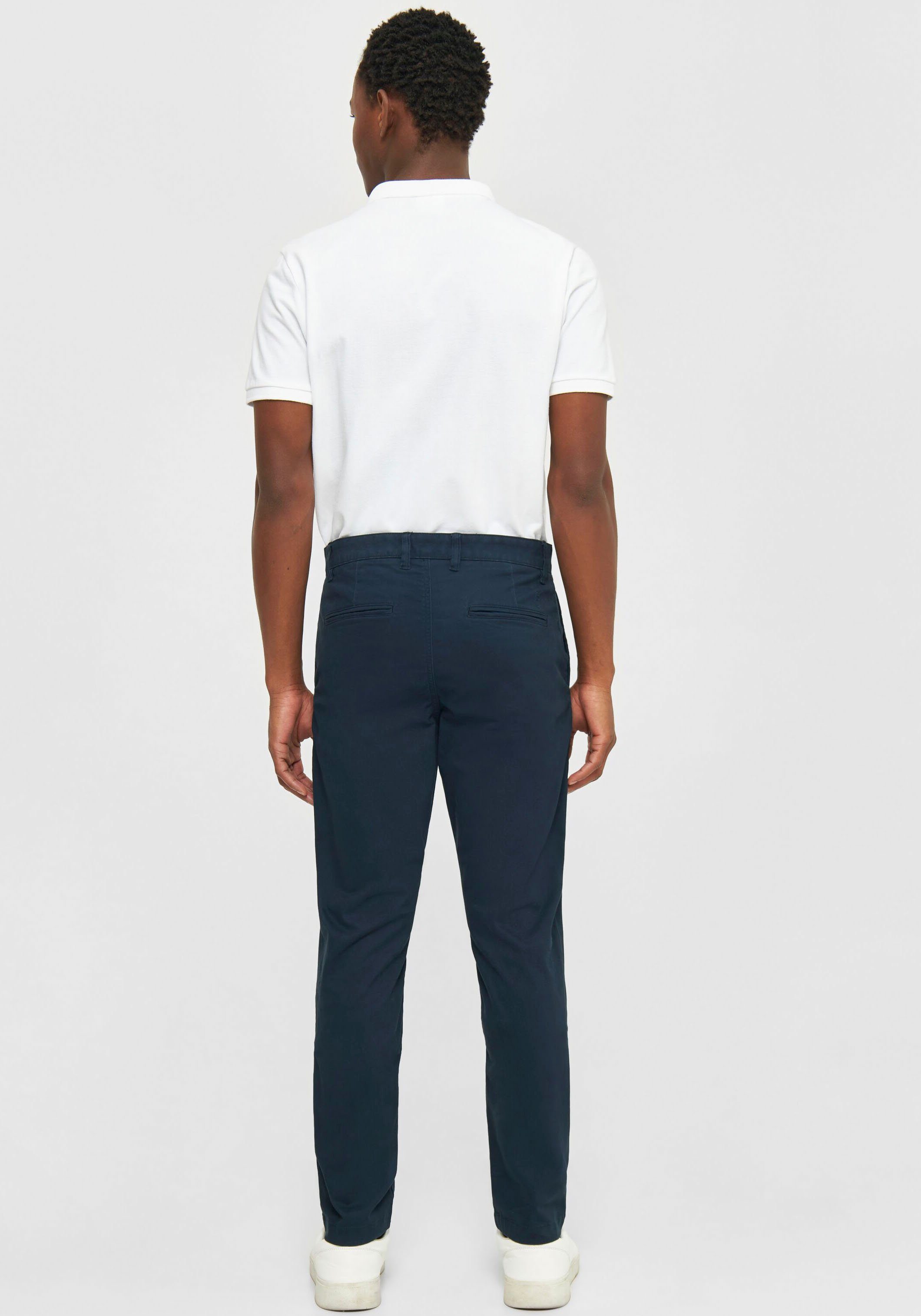 KnowledgeCotton Apparel Chino LUCA slim met label-stichting achter