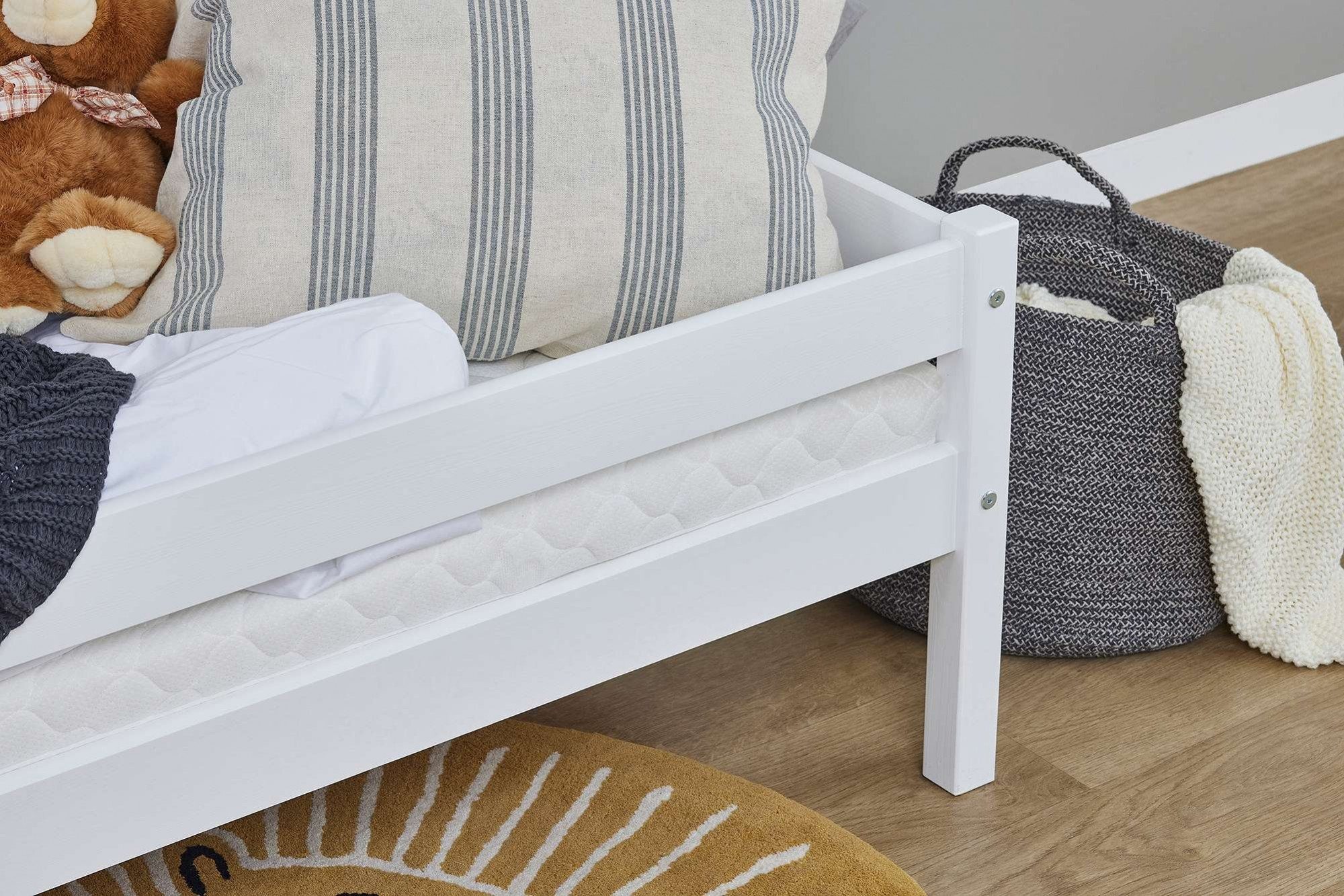 Lüttenhütt Kinderbed ECO One Kinderbed met valbeveiliging en ladder, keuze uit 3 kleuren en matrassen