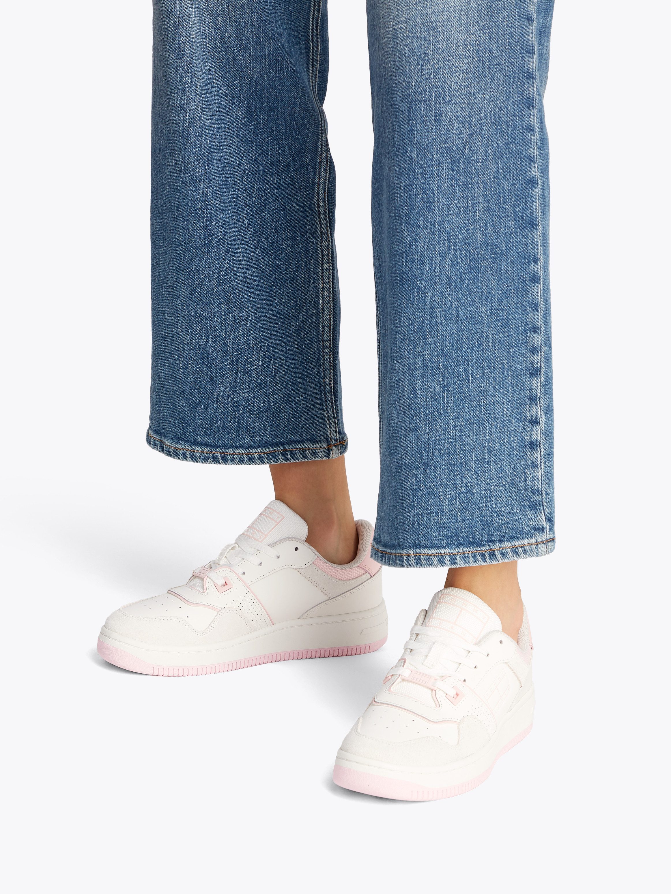 TOMMY JEANS Plateausneakers TJW RETRO BASKET WASHED SUEDE , vrijetijdsschoen, lage schoen, veterschoen in basketlook
