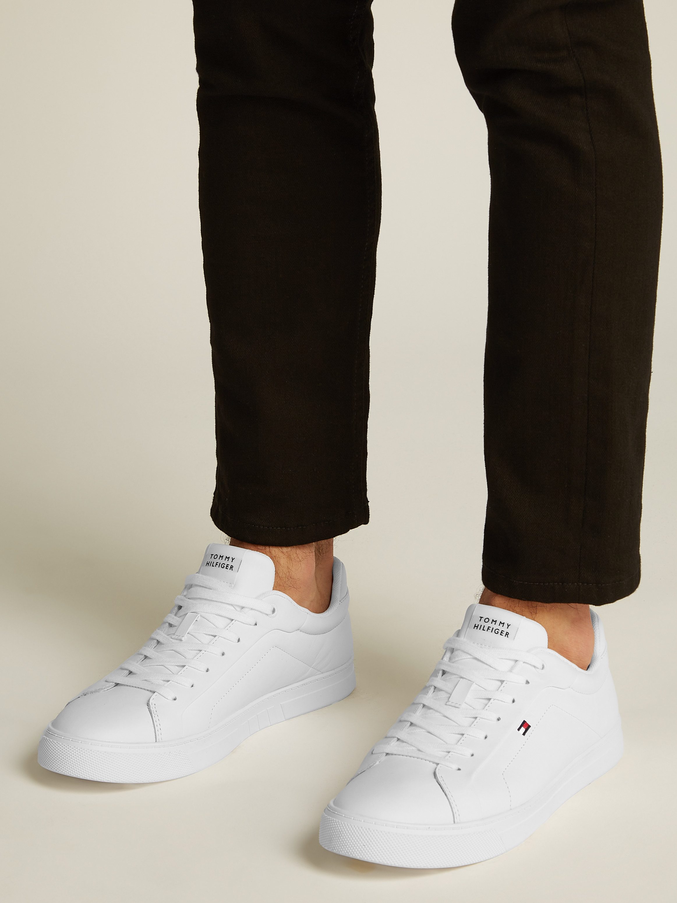 Tommy Hilfiger Sneakers ICON COURT LTH FLAG ESS vrijetijdsschoen, lage schoen, veterschoen met kleine logovlag