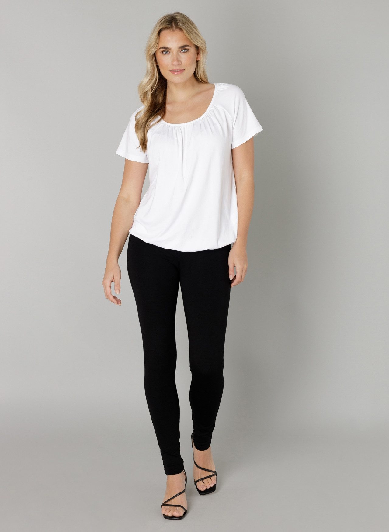 Base Level T-shirt Yona met plooien bij de hals en een elastische tailleband