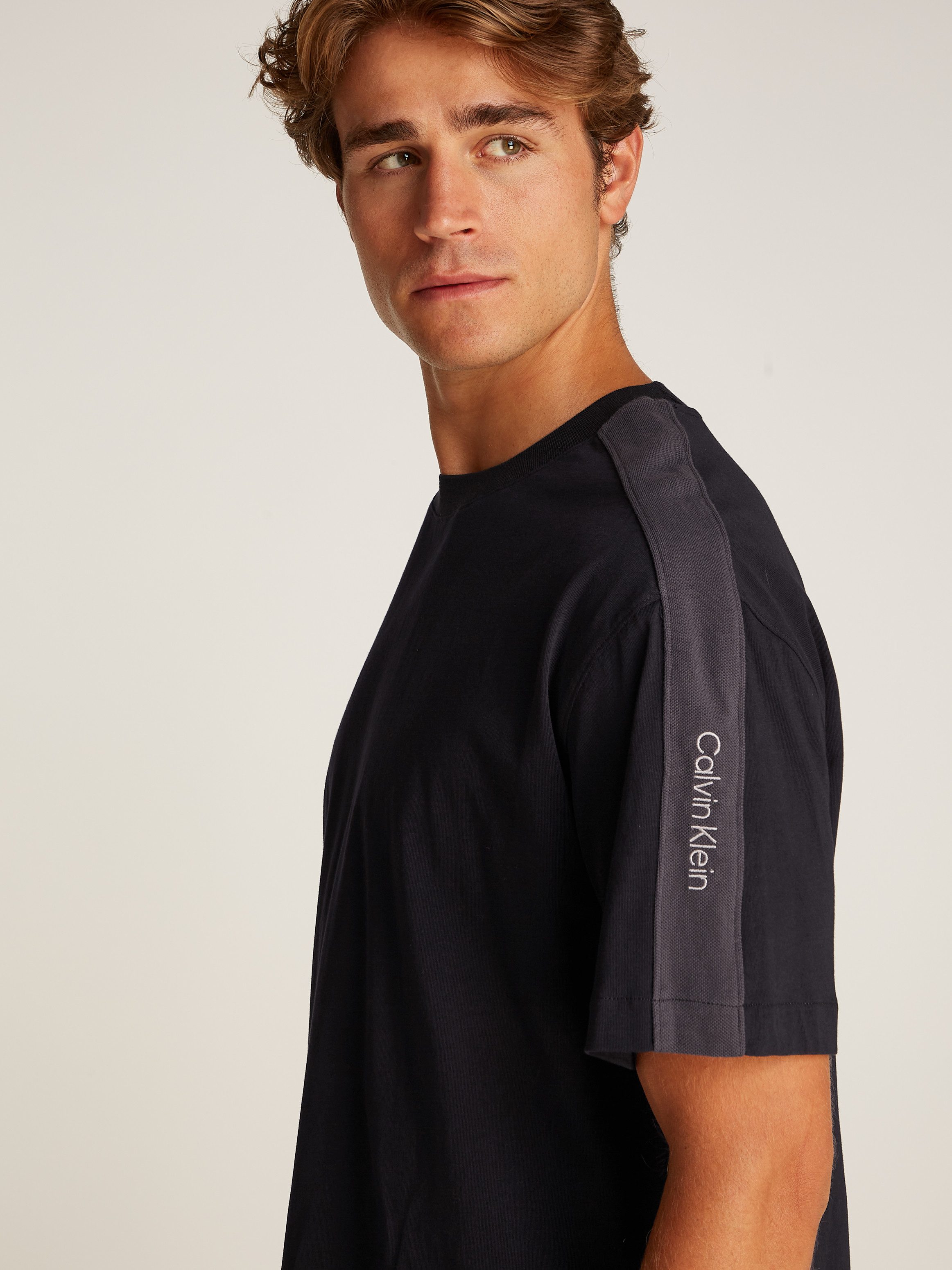 Calvin Klein T-shirt LOGO TAPE TEE met logo-band aan de mouwen