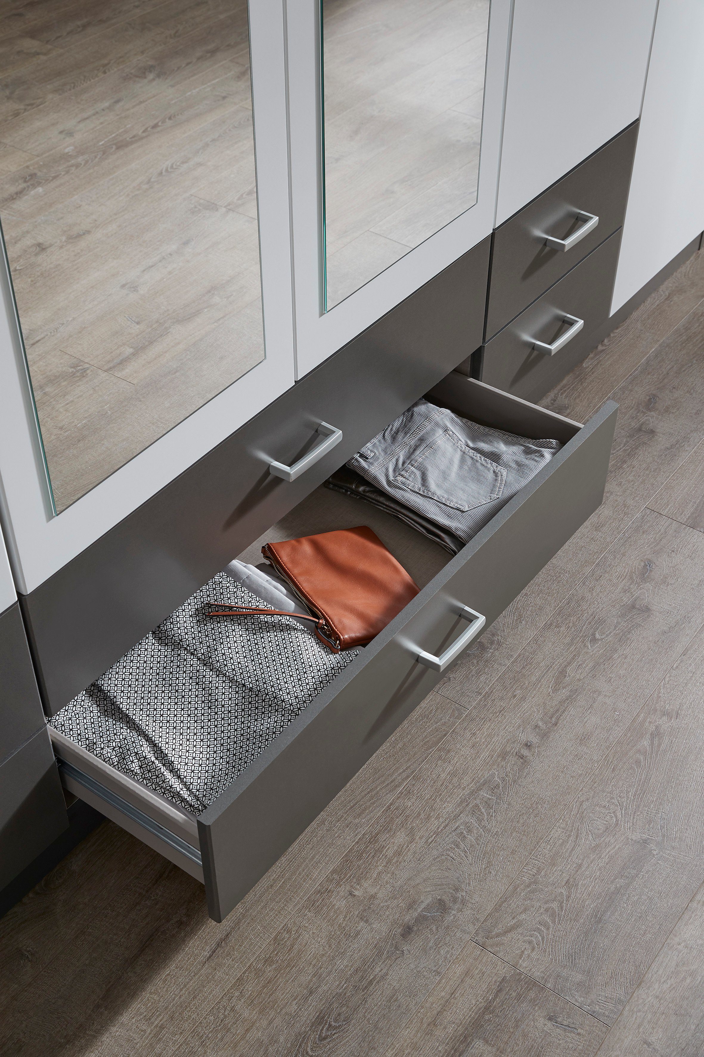 rauch Kledingkast Kast Garderobe Wasmand GAMMA in 3 Breedtes veel opbergruimte met 6 lades, met spiegel topseller made in germany