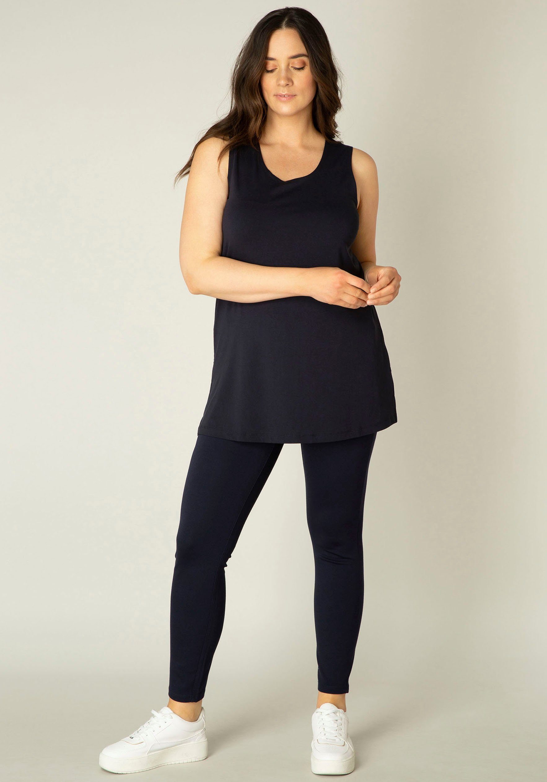 Base Level Curvy Top Over de heupen vallend model met splitjes bij de zoom