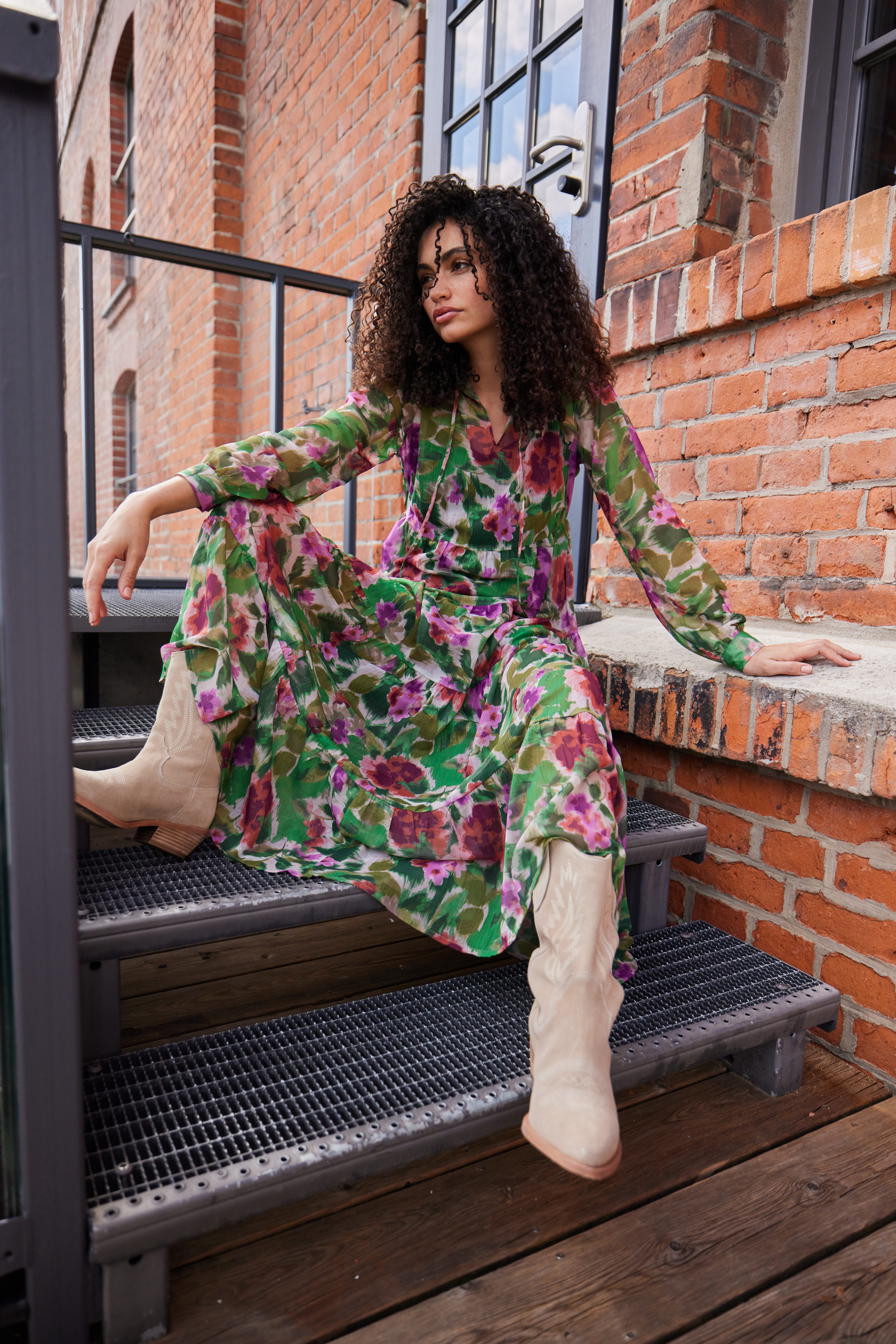 Aniston CASUAL Maxi-jurk met kleurharmonieuze bloemenprint in batik-look (Met jersey onderjurk)