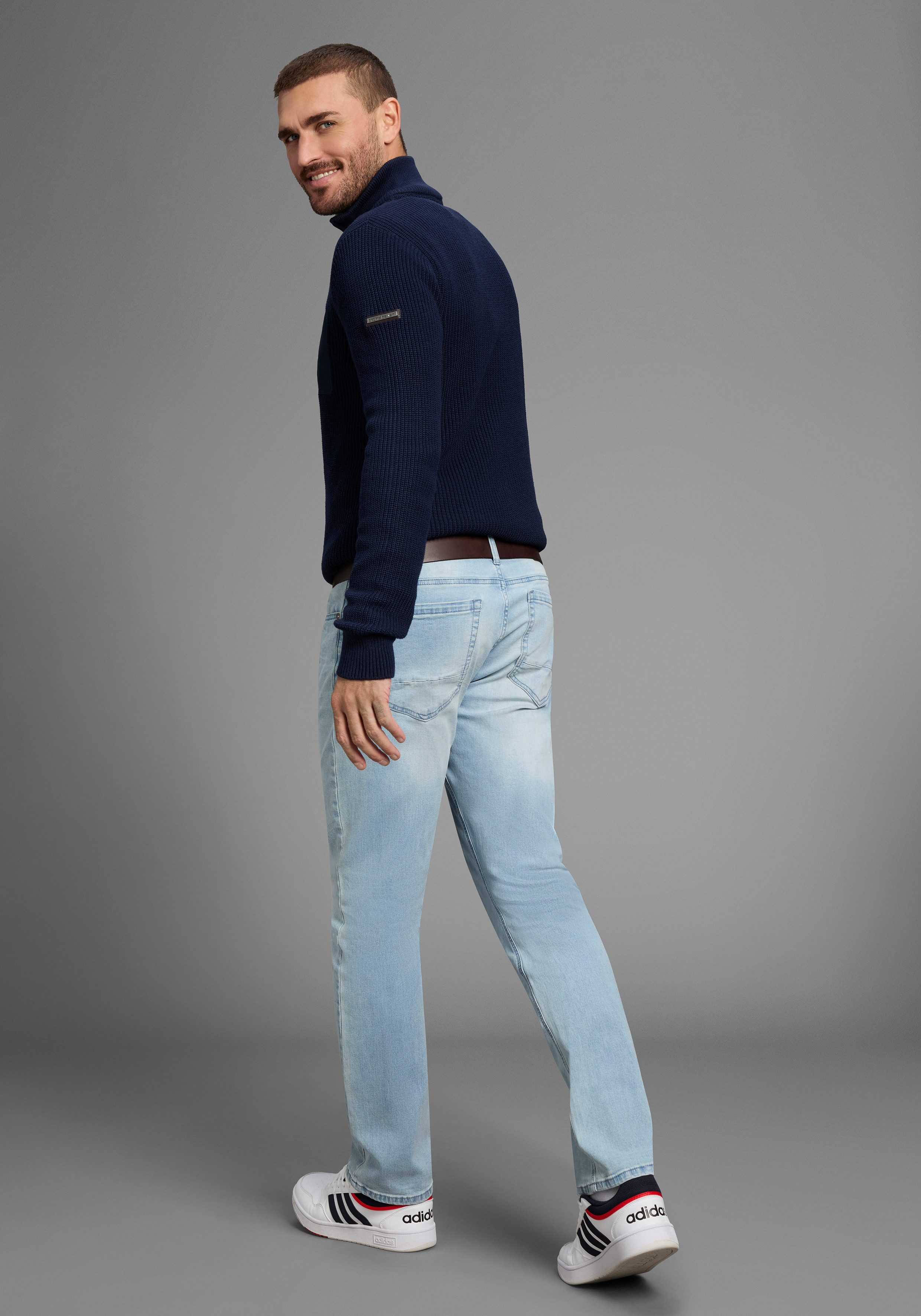 Bruno Banani Straight jeans Hutch rechte broekspijpen, gedeeltelijk met modieuze destroyed-effecten,