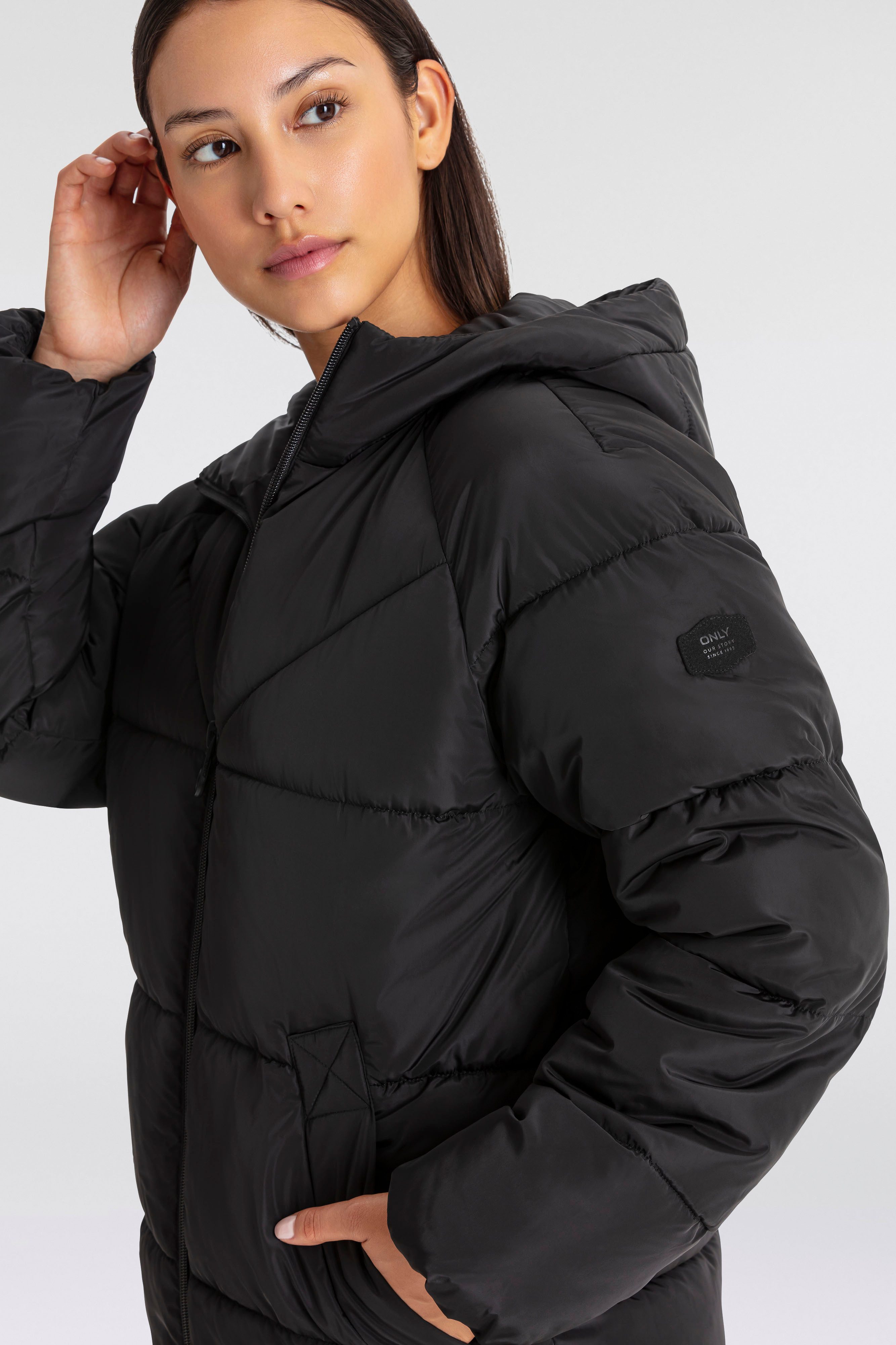 Only Gewatteerde jas ONLAMAND LONG PUFFER COAT CS OTW met capuchon en praktische 2-weg rits