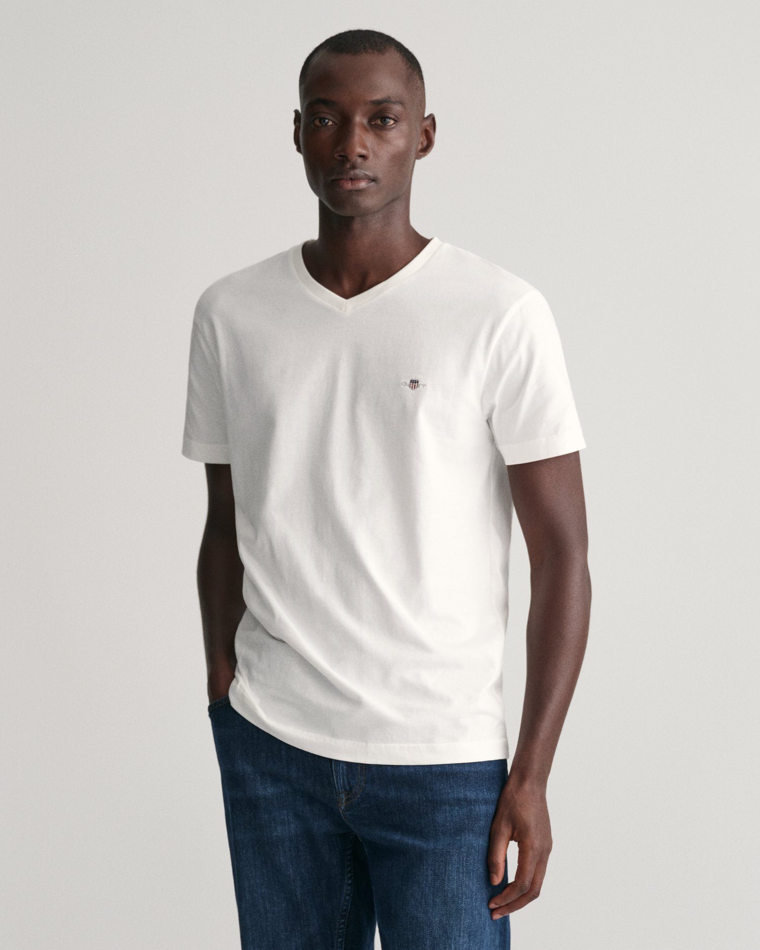 Gant T-shirt SLIM SHIELD V-NECK T-SHIRT met een klein geborduurd logo op de borst