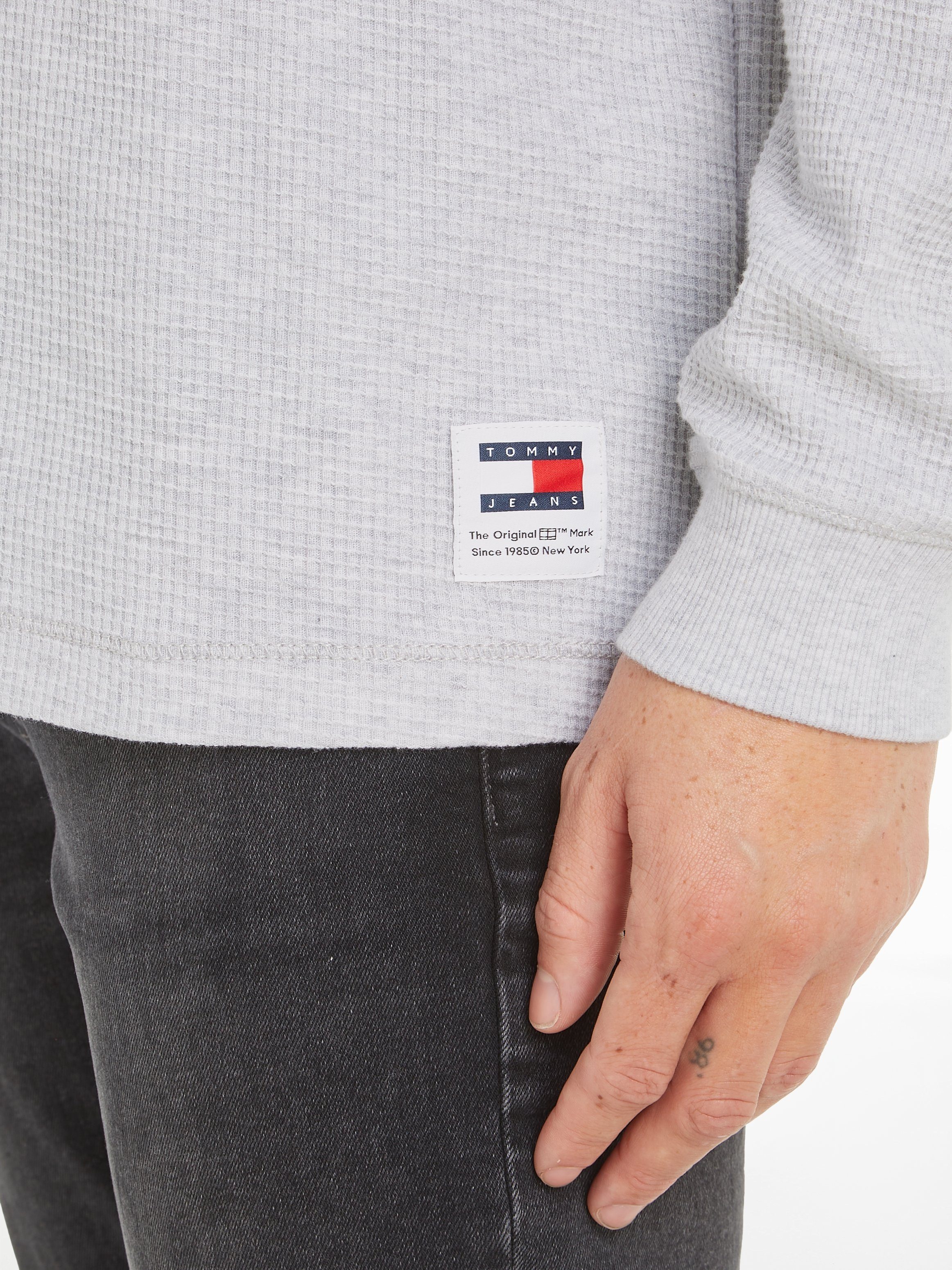 TOMMY JEANS Shirt met lange mouwen TJM REG LS WAFFLE TEE met merklabel op de tailleband