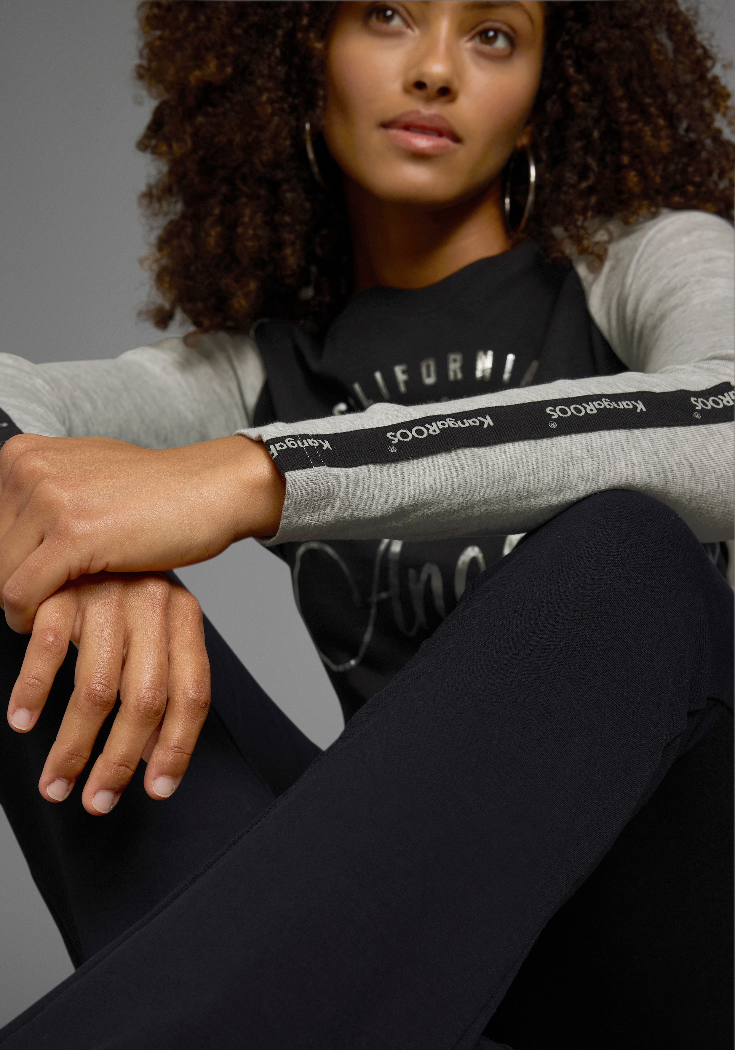 KangaROOS Longsleeve Lange mouwen, zeer figuurvolgende pasvorm, met glanzende metallic-print