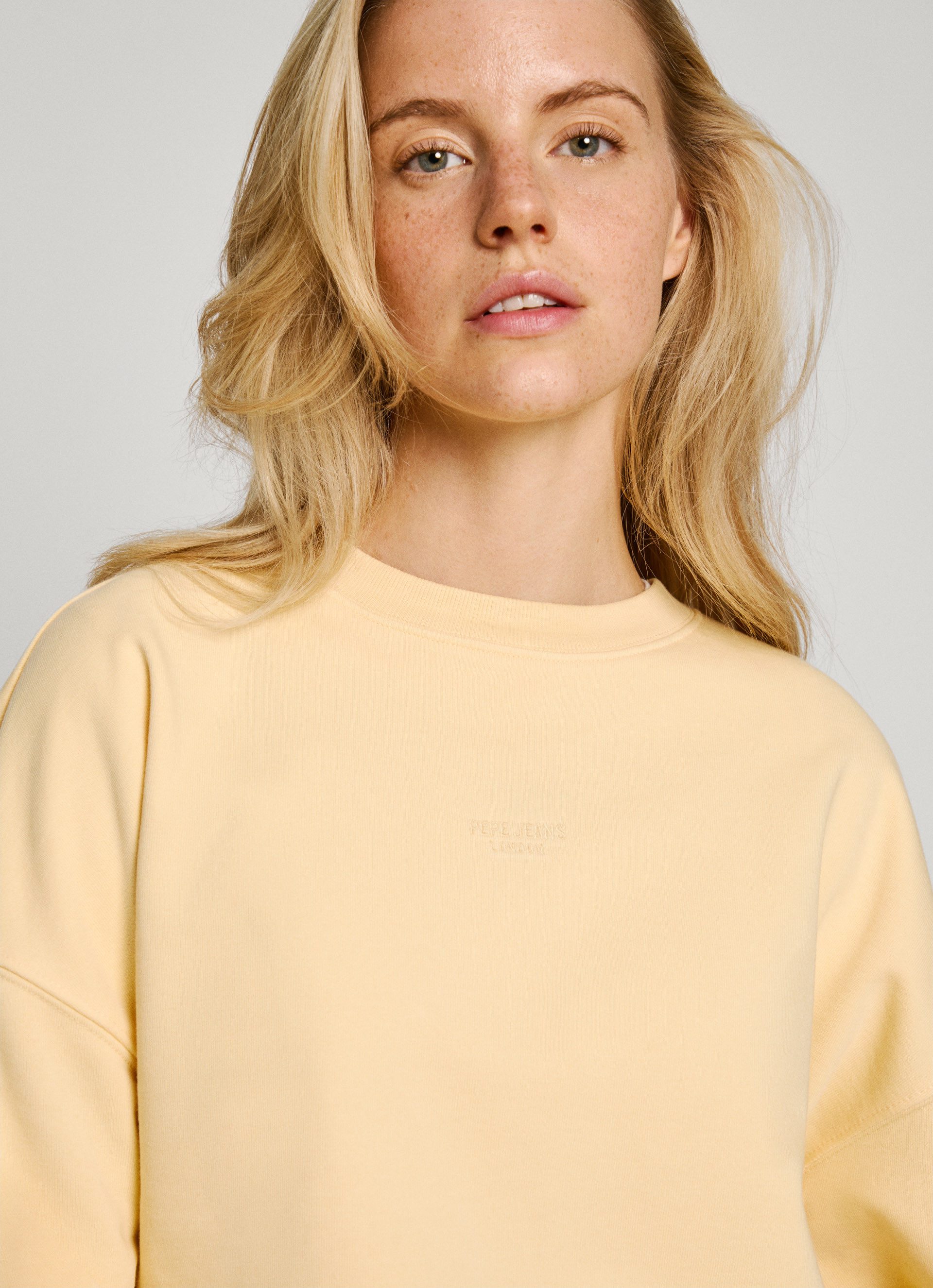 Pepe Jeans Sweatshirt Evelyn met kleine ton-sur-ton logo-borduursel