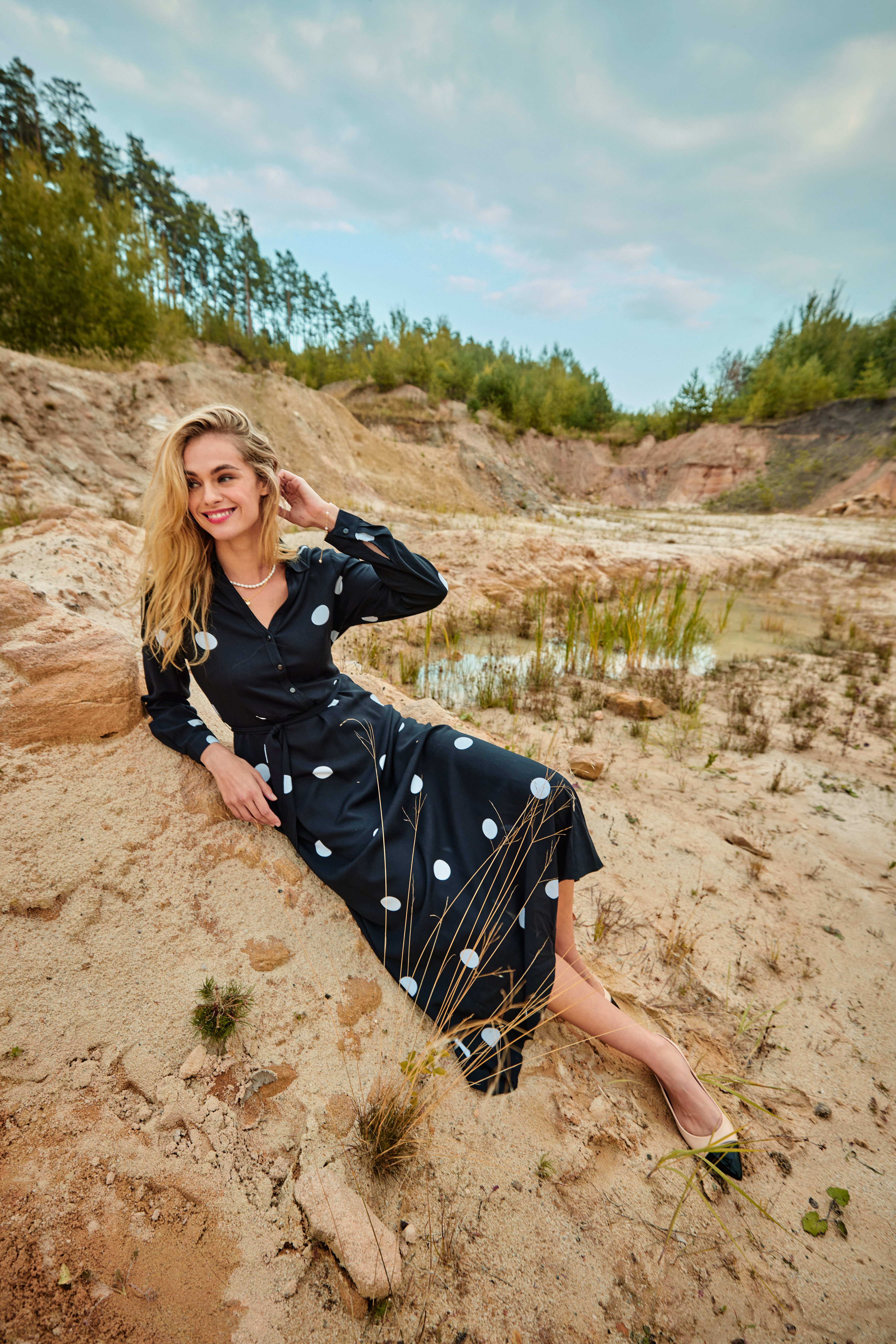 Aniston CASUAL Blousejurk met contrasterende stippen - elk stuk is uniek - nieuwe collectie (Met een afneembare bindstrik)
