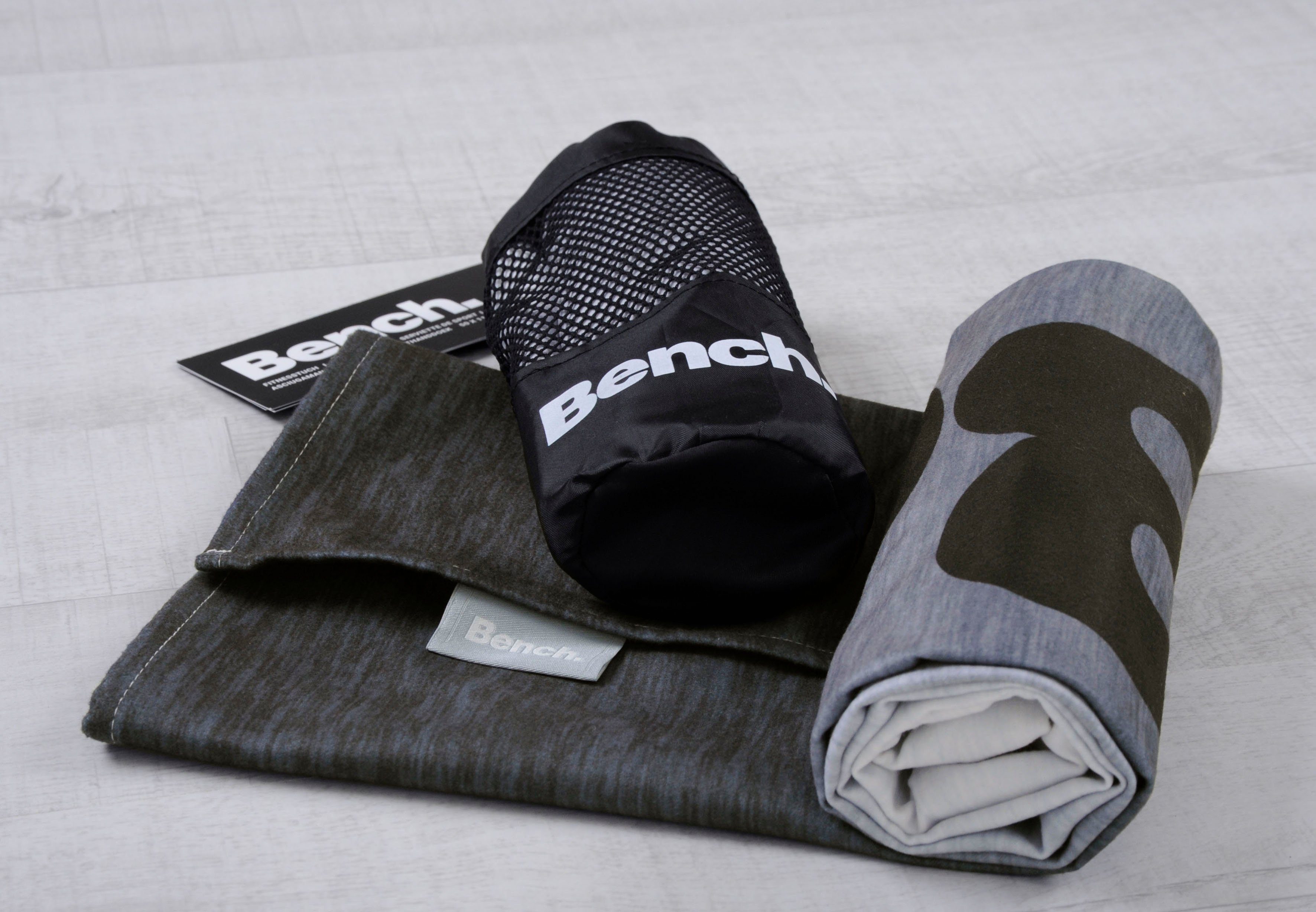 Bench. Sporthanddoek Bench Bench fitnessdoek / sport towel met klep & tas, 50x110 cm (1 stuk)